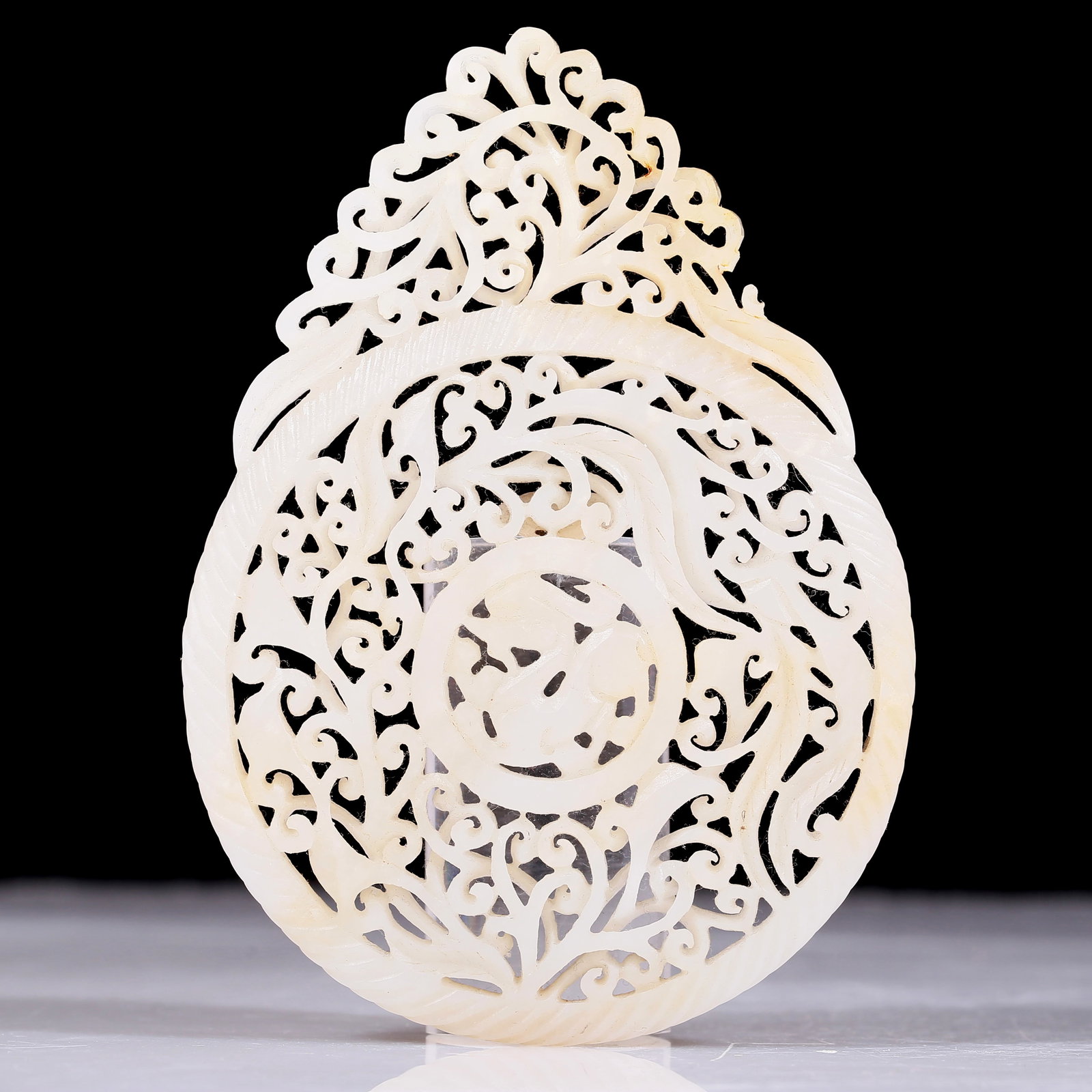 An exquisite white jade floral dragon pattern plaque (1 of 6)