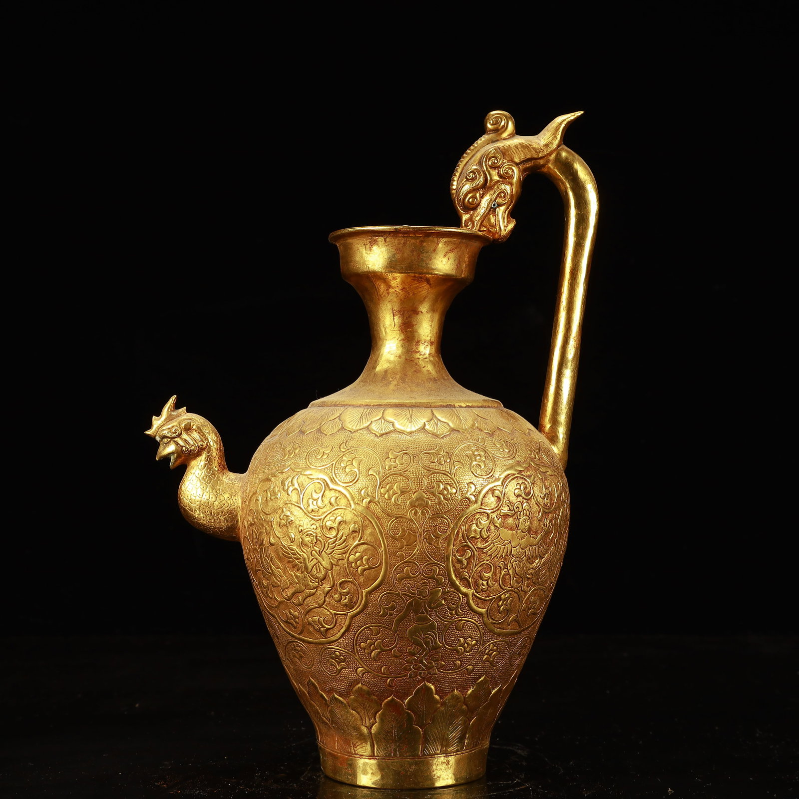 An Exquisite Gilt Bronze Figure Pattern Ewer: An Exquisite Gilt Bronze Figure Pattern Ewer,Qing Dynasty, China,Size:7.5inx5.1inx11.4in,Weight:800g 铜鎏金人物纹执壶,中国清代