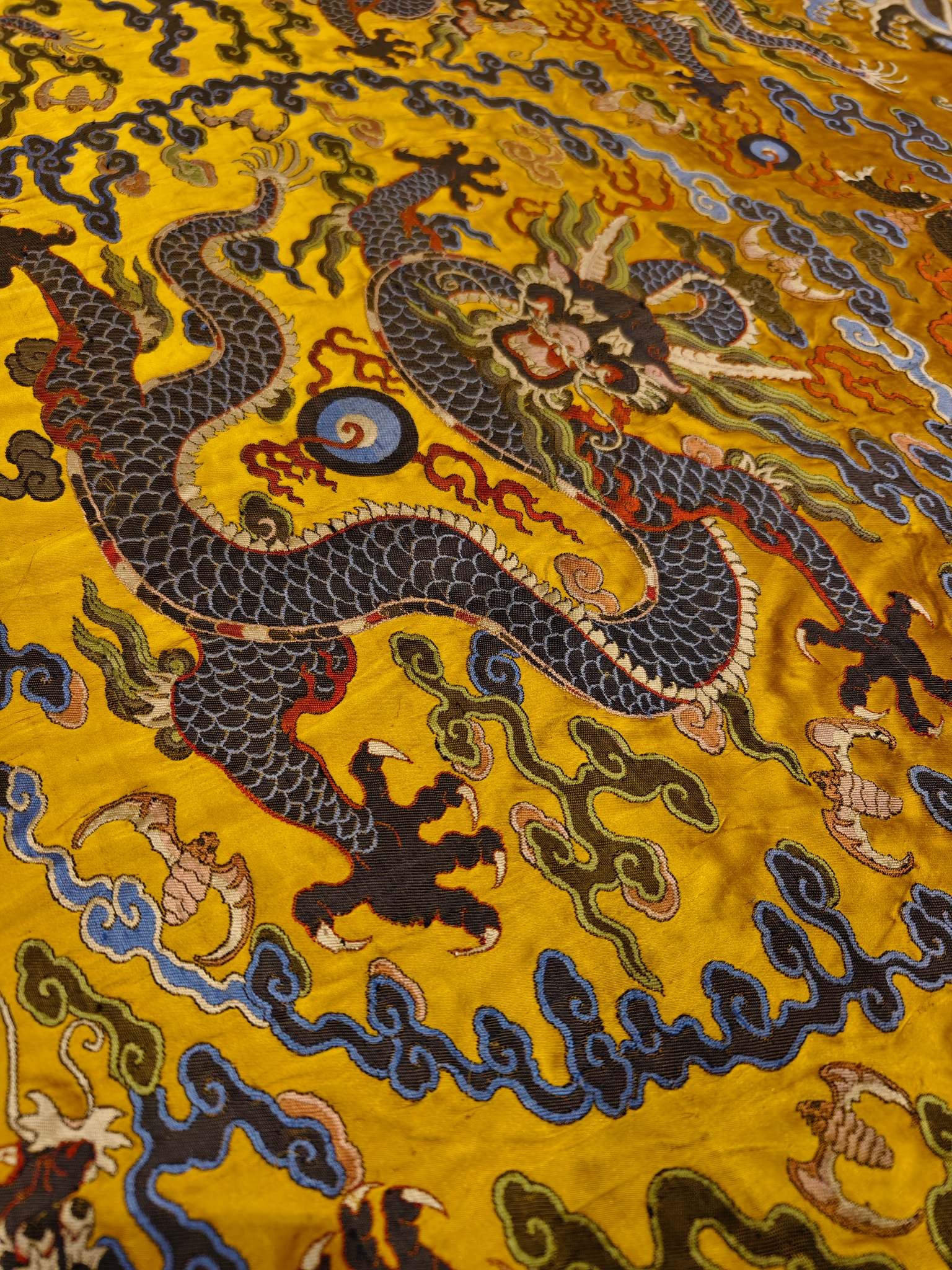 An exquisite dragon-patterned brocade - 2