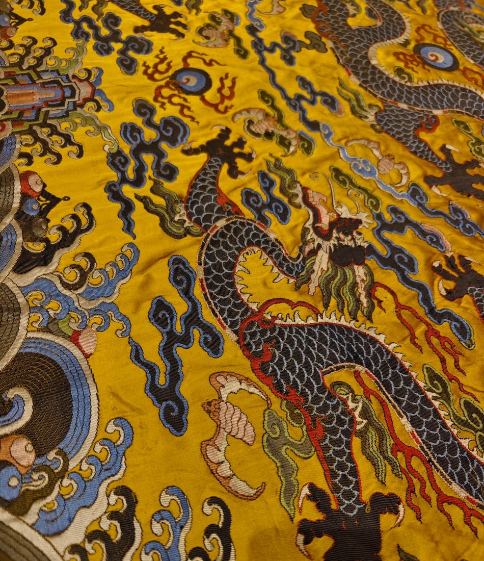 An exquisite dragon-patterned brocade - 3