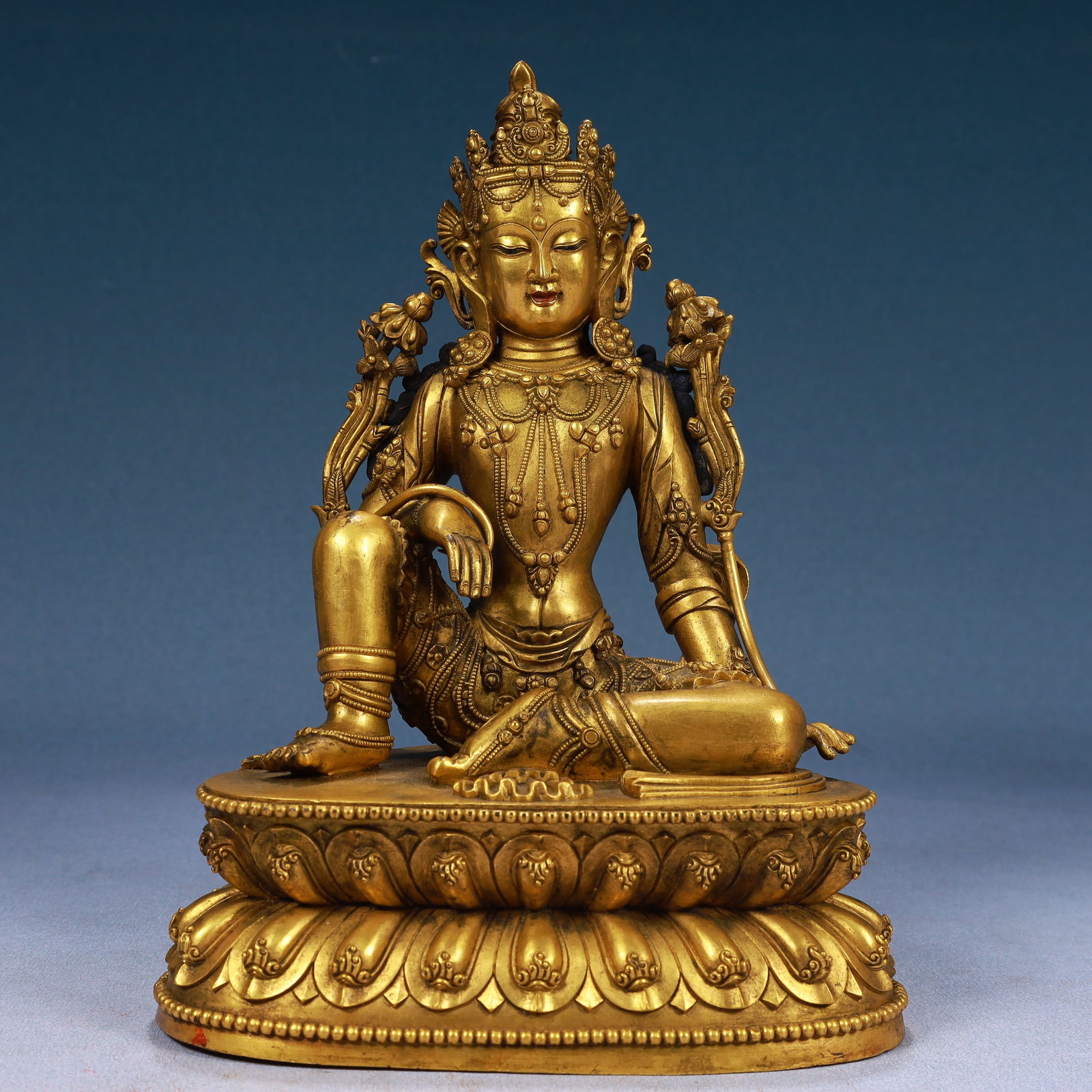 A Solemn Gilt Bronze Statue of Avalokitesvara: A Solemn Gilt Bronze Statue of Avalokitesvara,Qing Dynasty, China,Size:6.7inx5.1inx9.4in,Weight:4050g 铜鎏金观音像,中国清代