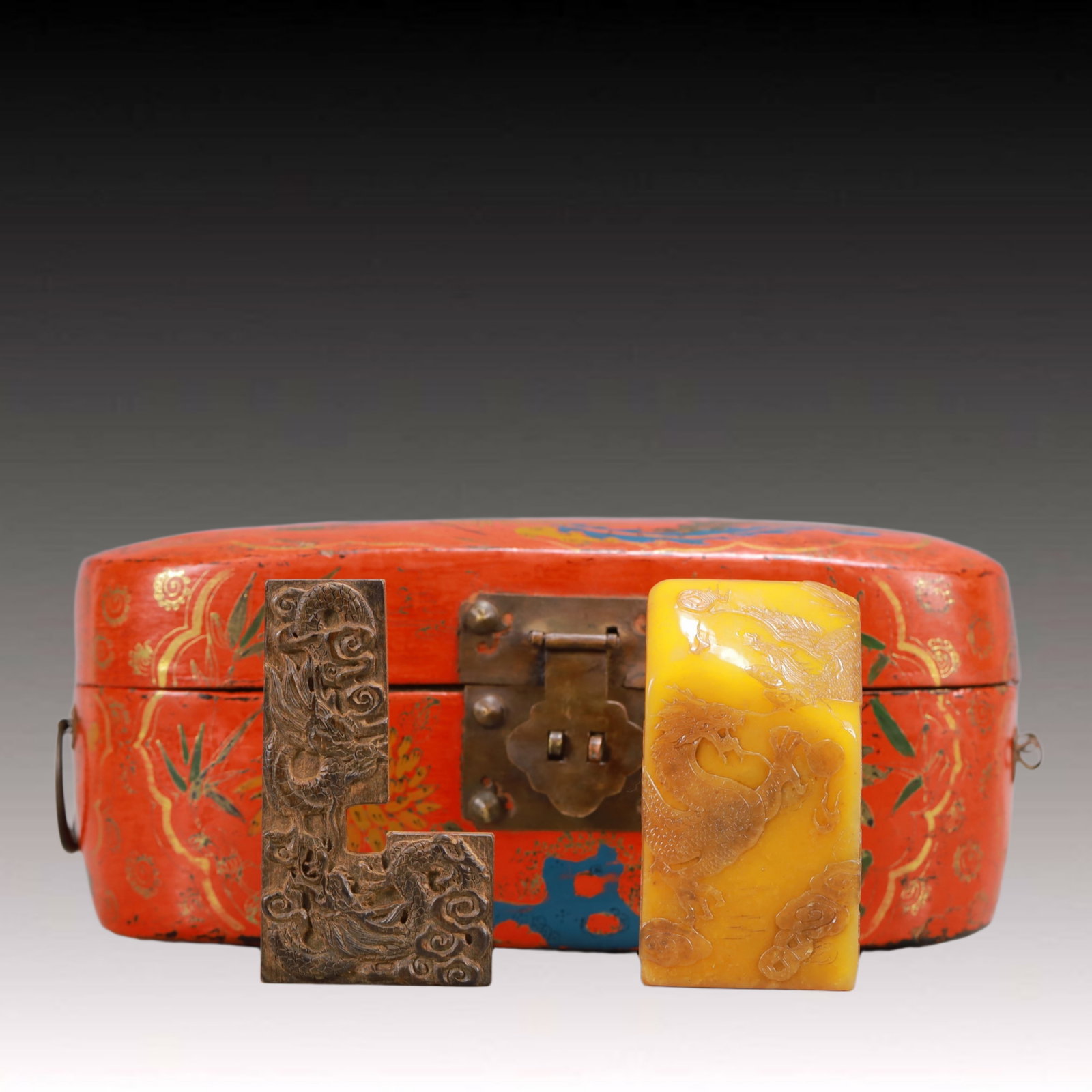 An Exquisite Tianhuang Stone Dragon and Phoenix Pattern Seal: An Exquisite Tianhuang Stone Dragon and Phoenix Pattern Seal,Qing Dynasty, China,Size:(Seal)2.1inx2.1inx3.9in,Weight:750g,(Box)6.1inx5inx4.3in 田黄石龙凤纹印&