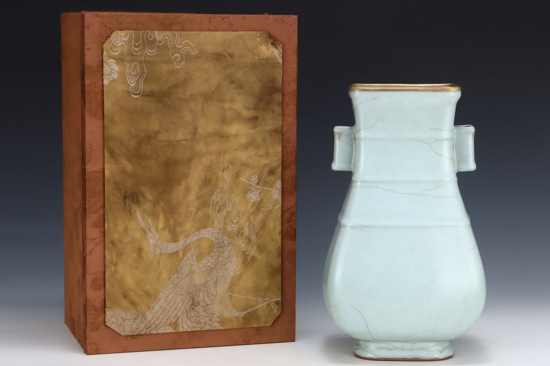 An Exquisite Guan yao Double-Ears Vase,with an Imperial Poem by Emperor Qianlong (1 of 8)