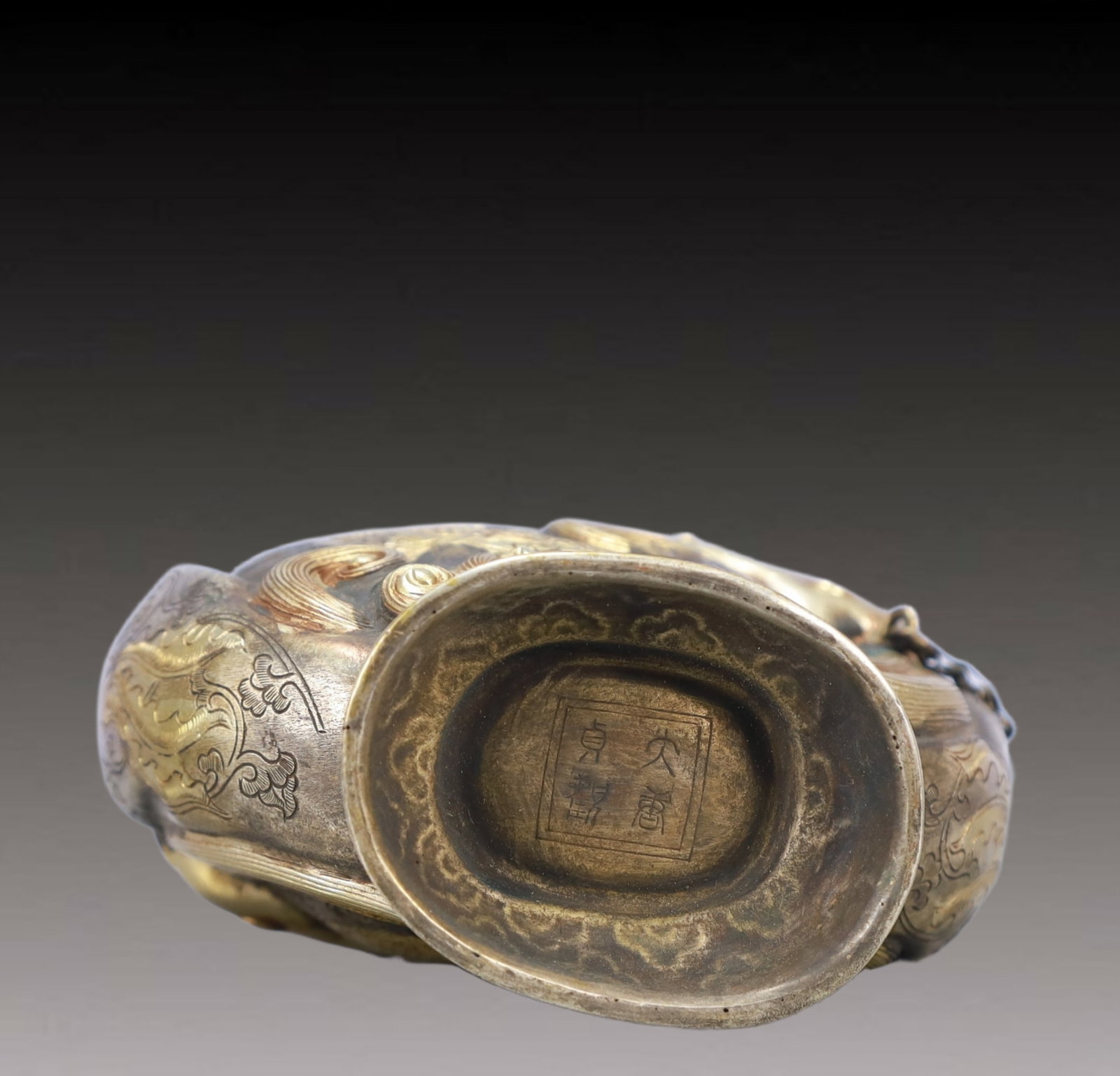 A Rare Gilt Silver Buffalo Pattern Snuff Bottle - 7