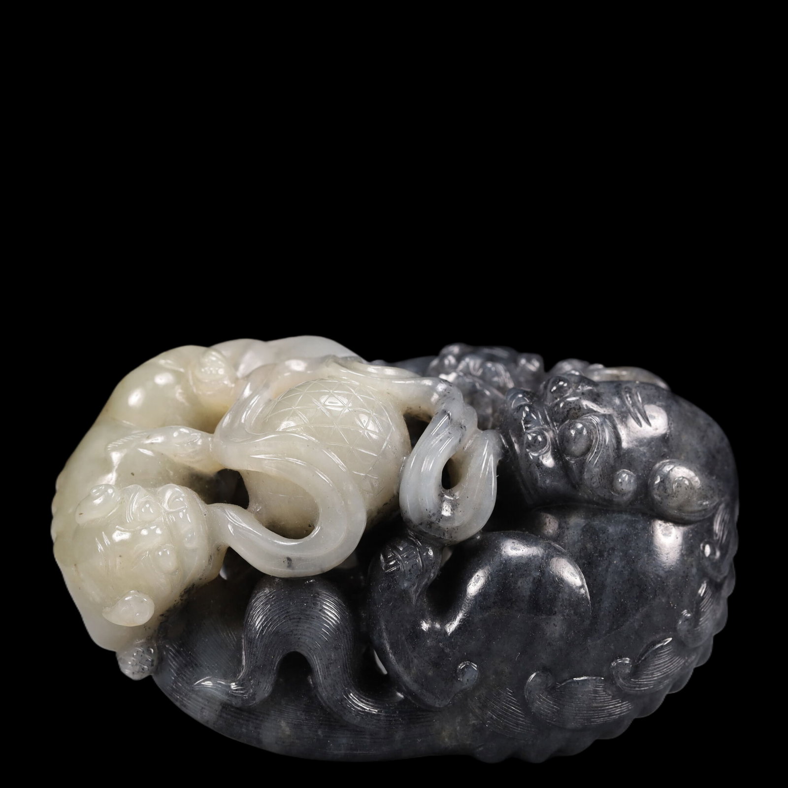 An Exquisite Black and White Jade Lion Ornament: An Exquisite Black and White Jade Lion Ornament, Qing Dynasty, China, Size:3.3inx2.4inx1.2in, Weight:215g 精美的黑白玉狮子摆件,中Þ