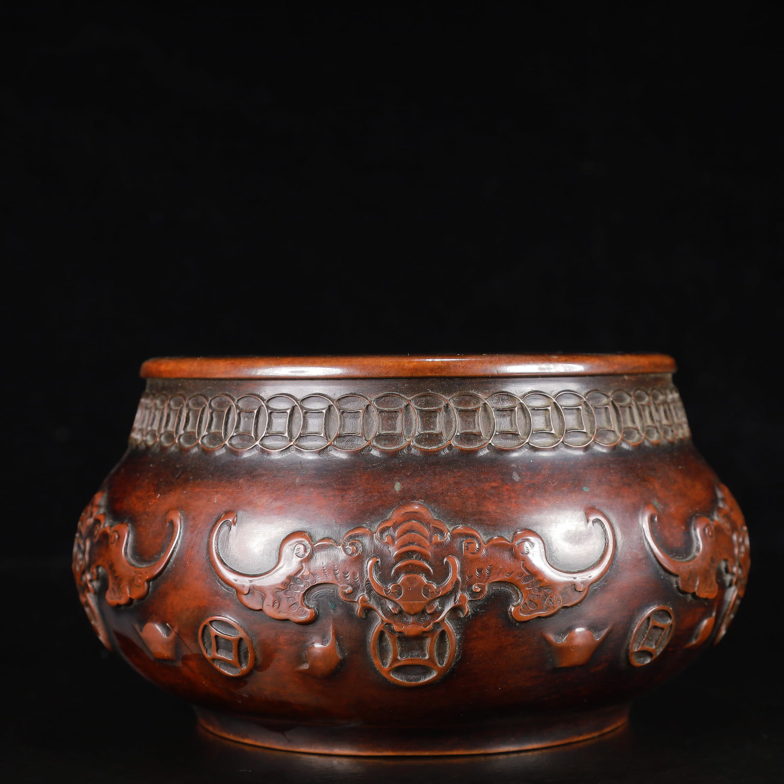 A Rare Bronze Bats Pattern Censer: A Rare Bronze Bats Pattern Censer,Ming Dynasty,China,Xuande Six-character Mark,Size:5.9inx3.5in,Weight:2150g 铜蝙蝠纹香炉,中国明代,宣&