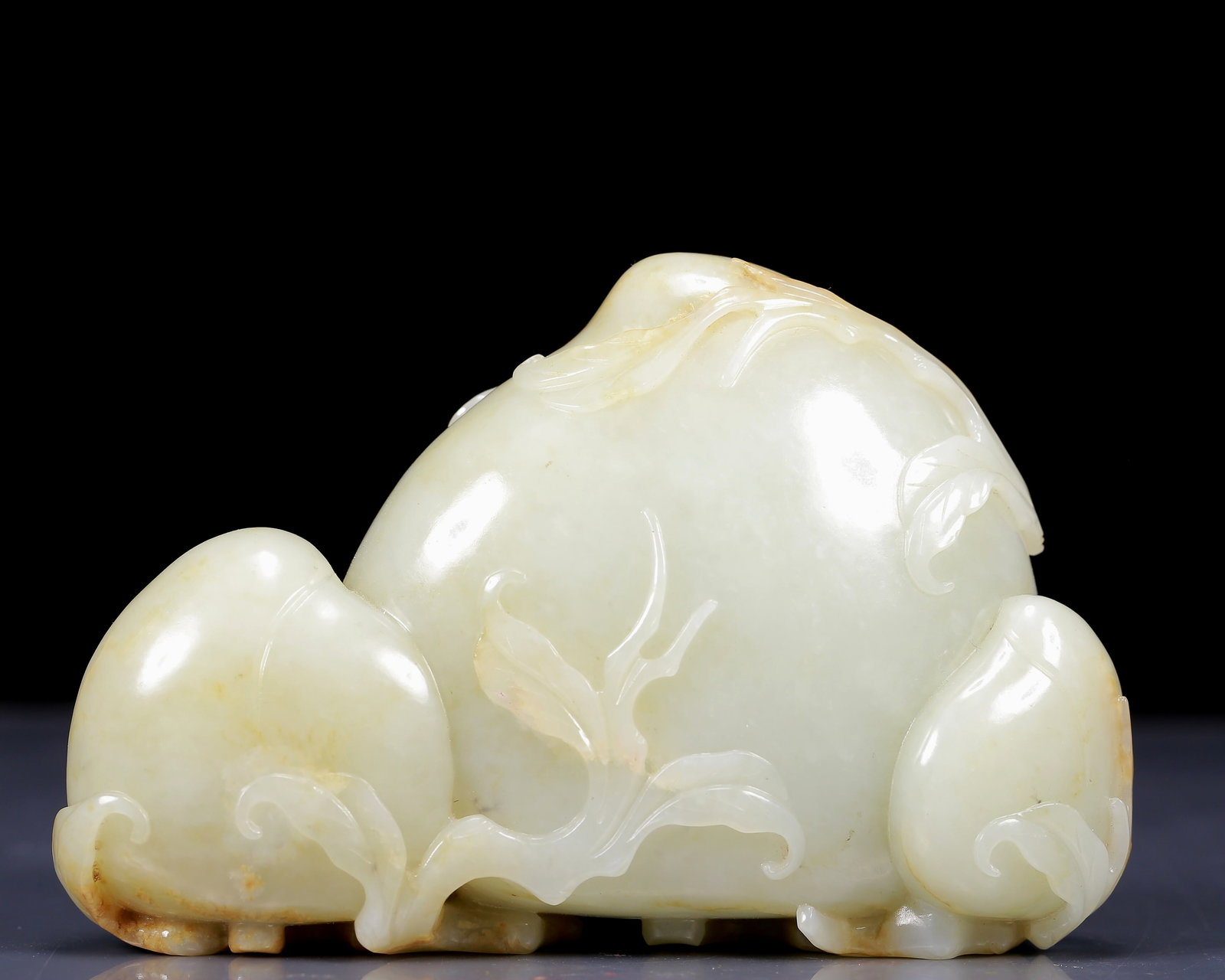 An Exquisite White Jade Peach Pattern Ornament: An Exquisite White Jade Peach Pattern Ornament,Qing Dynasty, China,Size: 6.3inx2inx3.9in,Weight:1245g 白玉桃纹摆件，清代