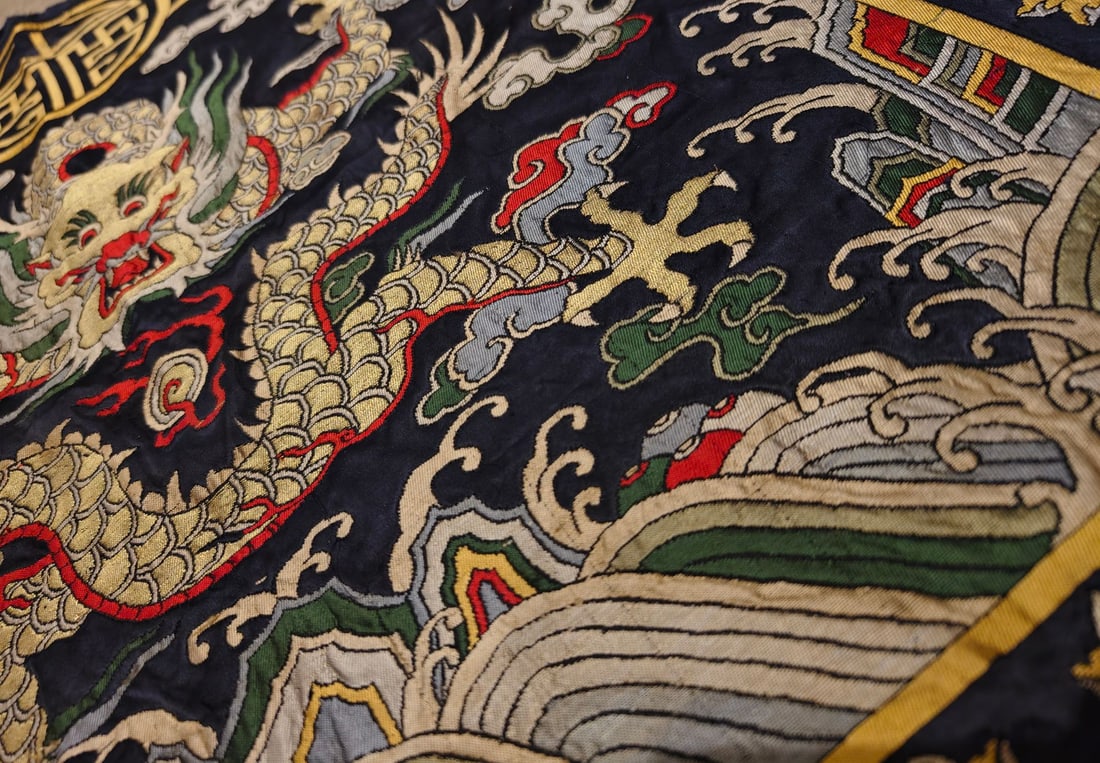 An exquisite dragon pattern brocade - 3