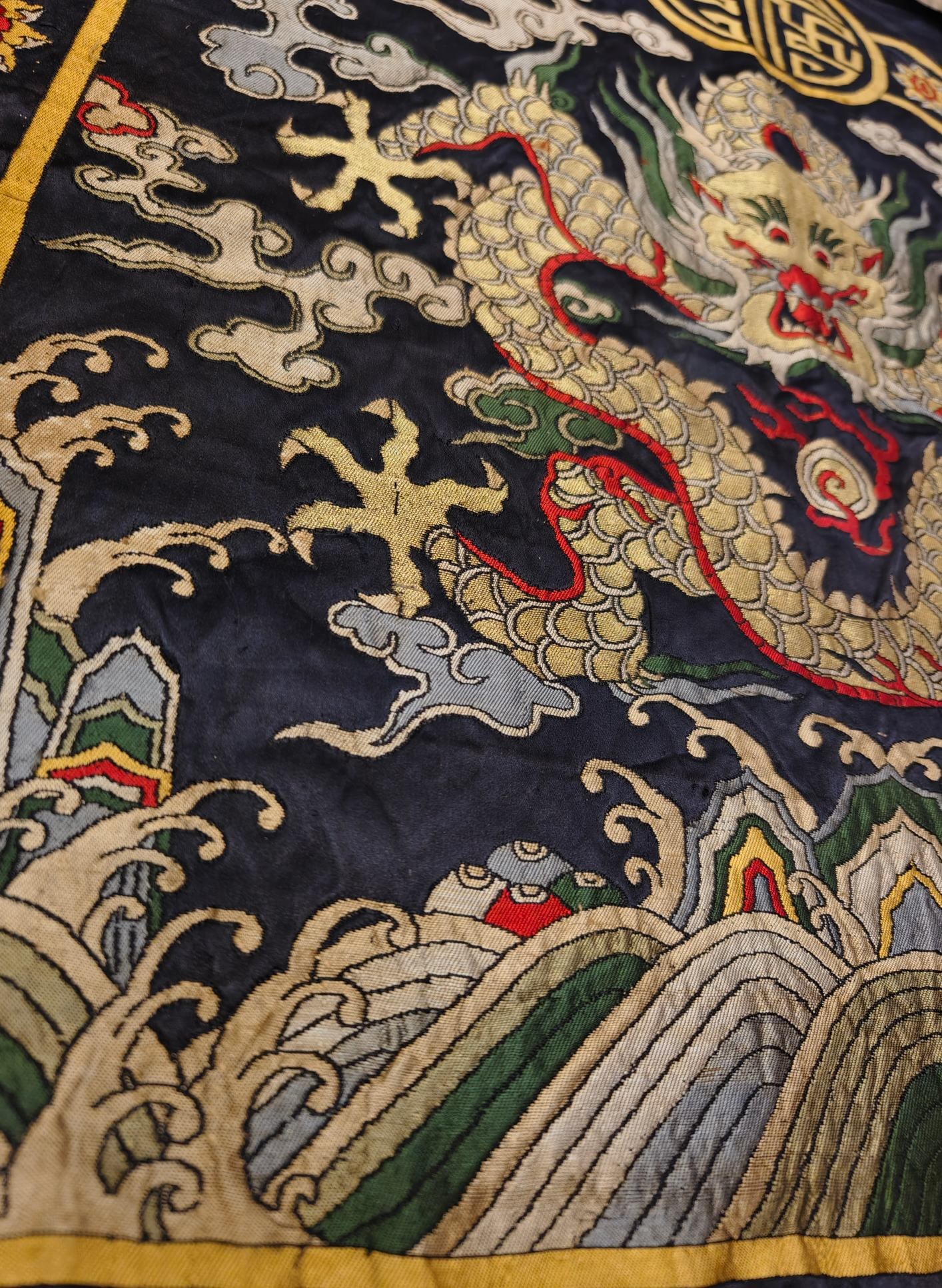 An exquisite dragon pattern brocade - 4
