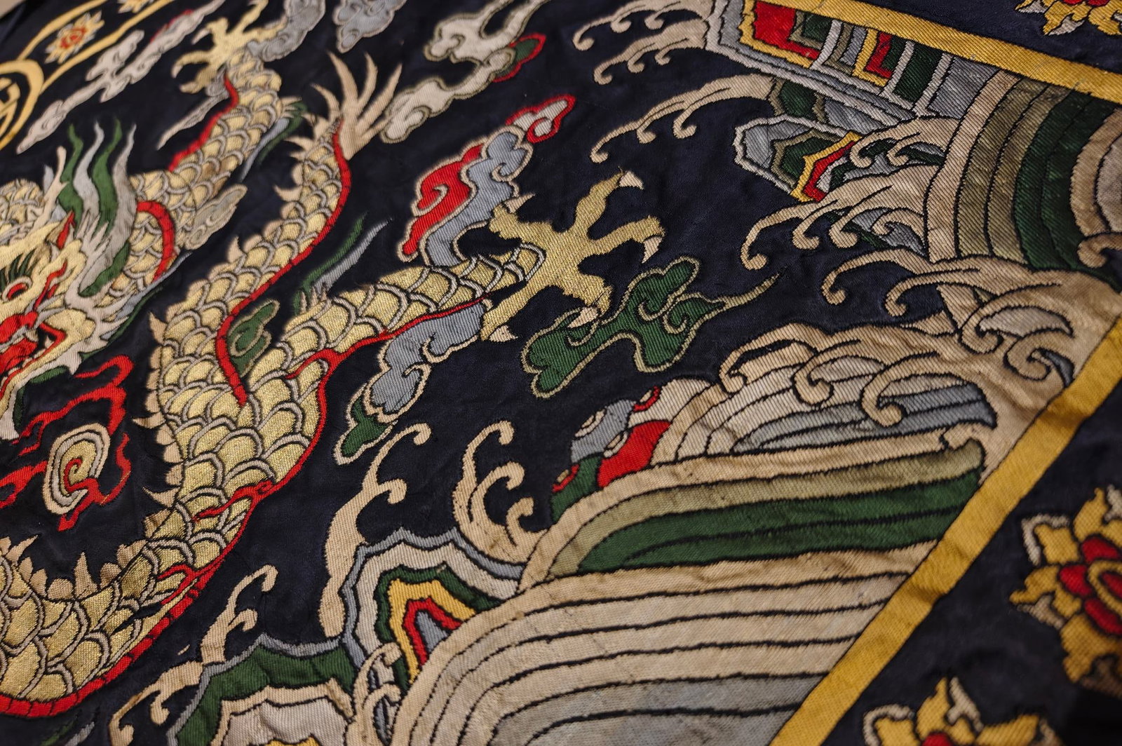 An exquisite dragon pattern brocade - 5