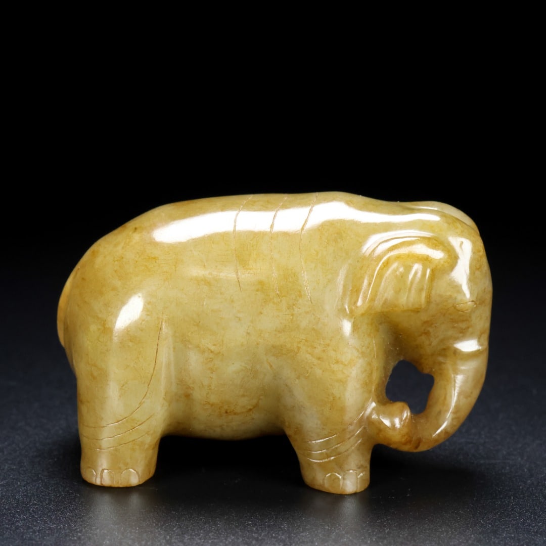 An Archaic Gaogu yu Elephant Ornament: An Archaic Gaogu yu Elephant Ornament,Ancient Time, China, Size:2.8inx1.6inx1.8in, Weight:200g, 高古玉大象摆件,中国远古时期