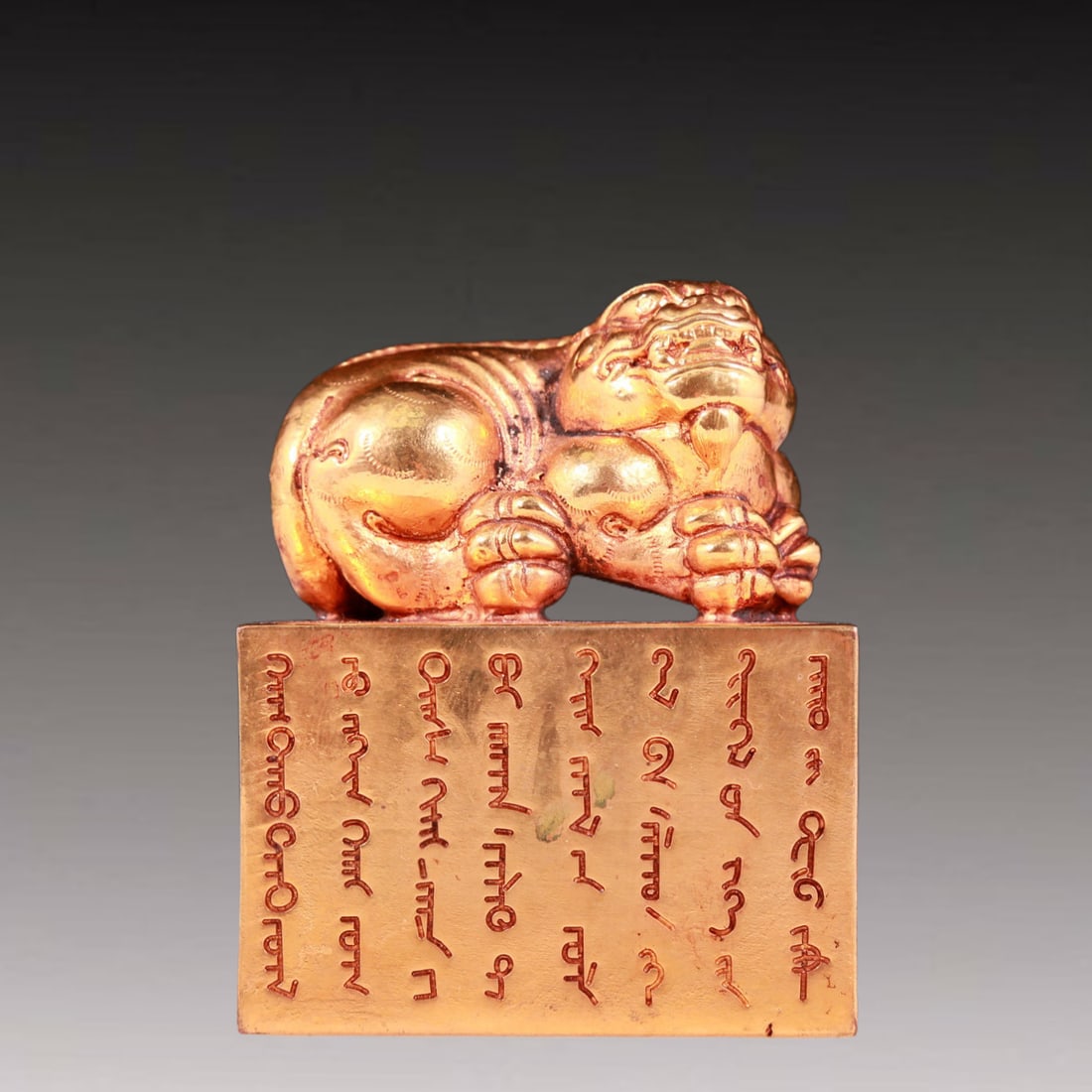 An exquisite gilt bronze animal seal (1 of 7)