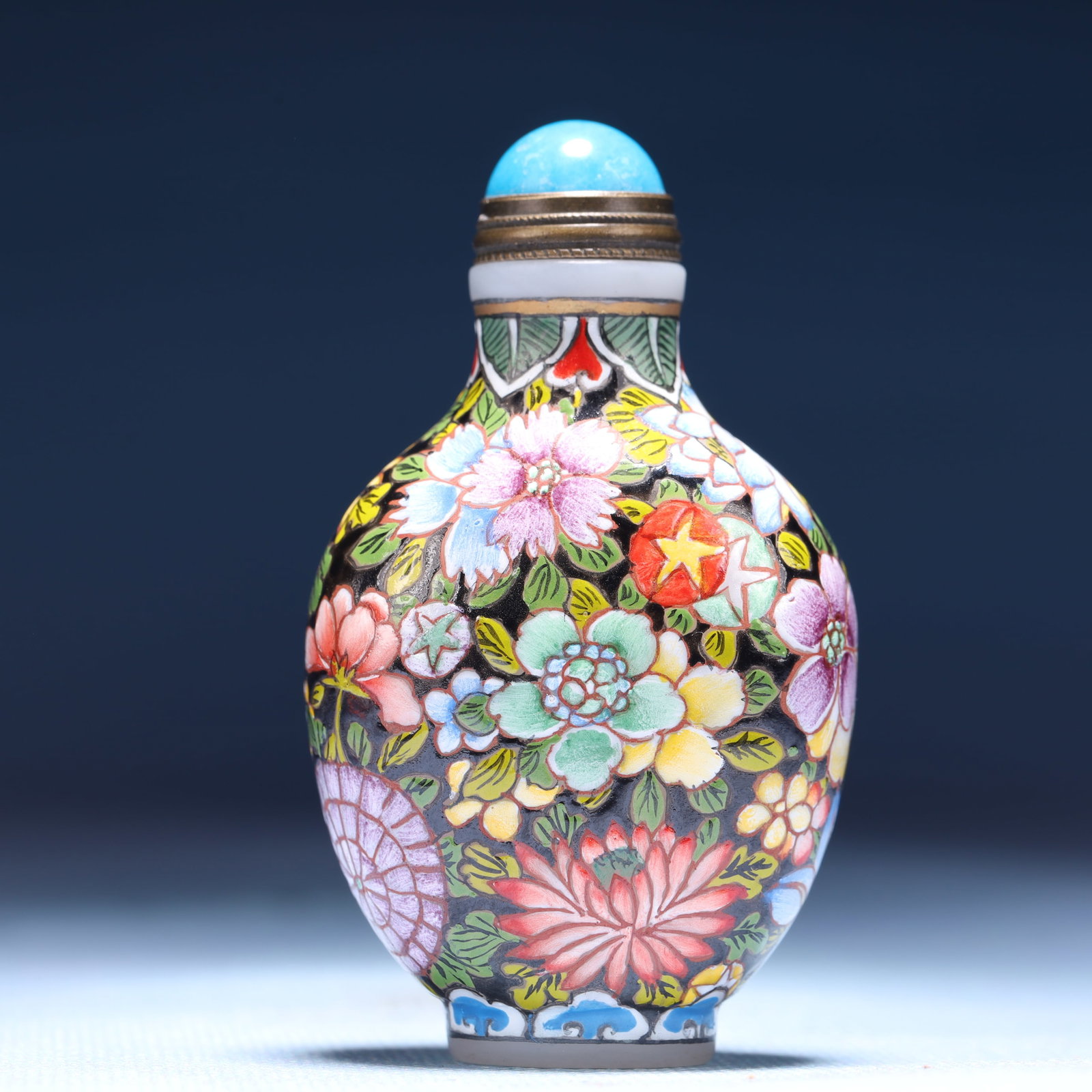 An Exquisite Glass Flower Pattern Snuff Bottle: An Exquisite Glass Flower Pattern Snuff Bottle,Qing Dynasty,China,Qianlong Four-character Mark,Size:1.8inx0.8inx2.8in,Weight:65g 琉璃花卉纹鼻烟壶,ߑ