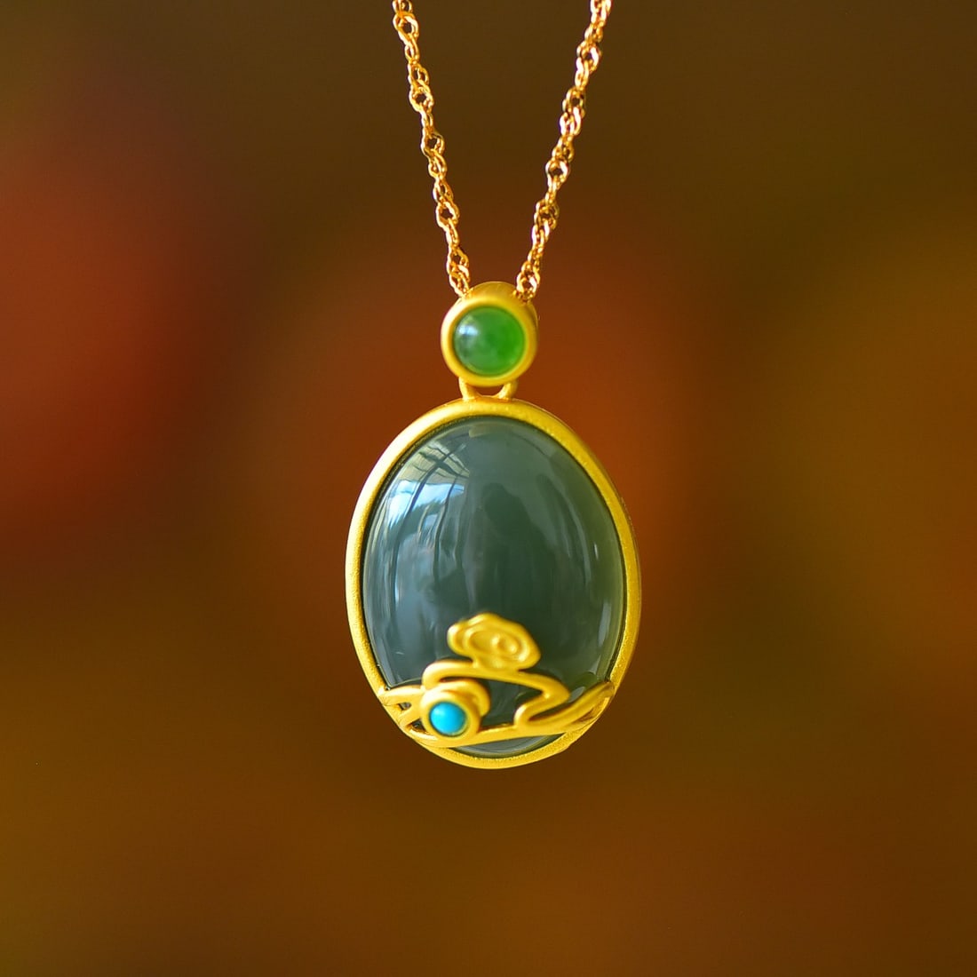 An Exquisite Sterling Silver-Gold Plated Inlaid Sapphire Pendant: An Exquisite Sterling Silver-Gold Plated Inlaid Sapphire Pendant,Size:0.6inx0.8in 纯银镀金镶青玉吊坠