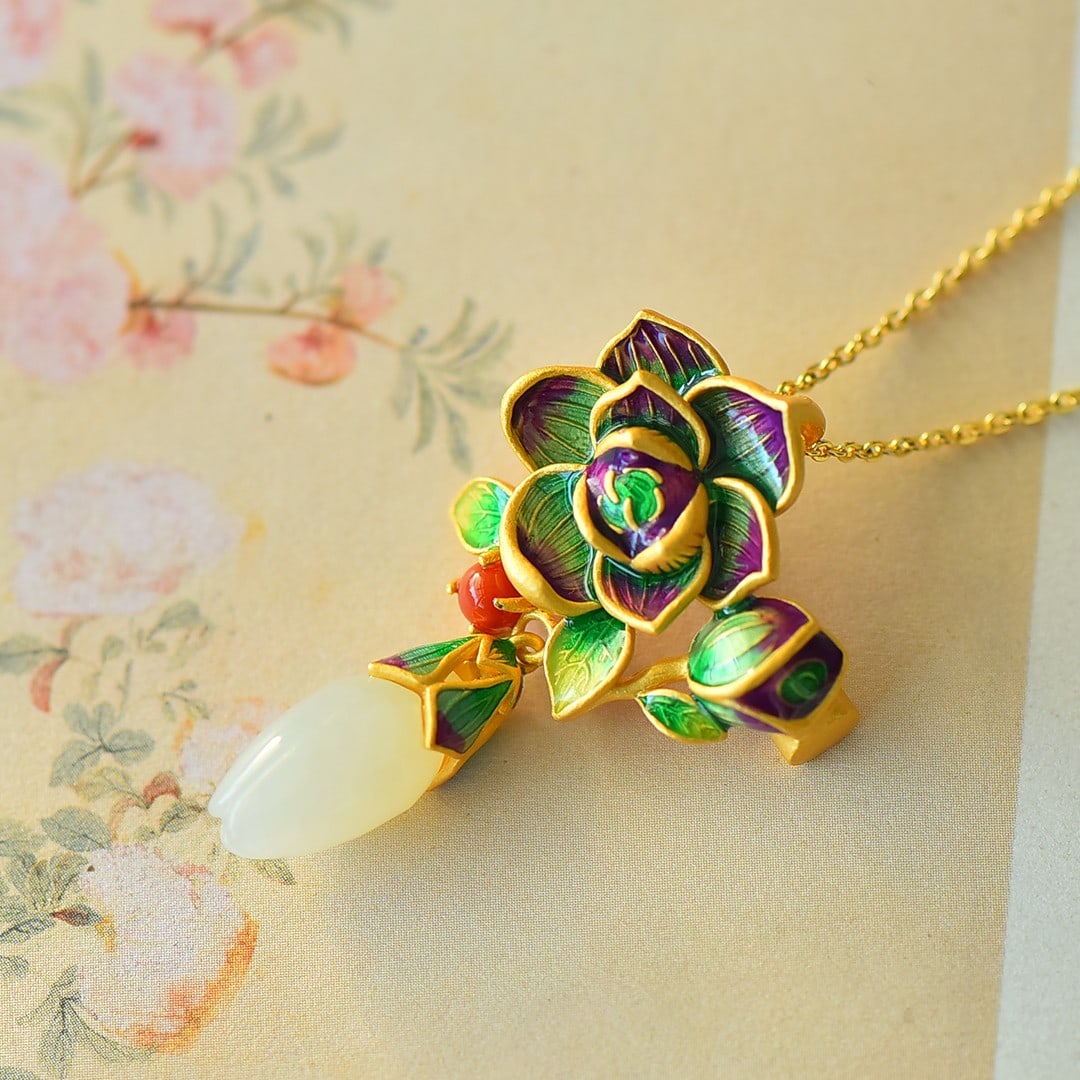 An Exquisite Sterling Silver-Gold Plated Inlaid White Jade Pendant: An Exquisite Sterling Silver-Gold Plated Inlaid White Jade Pendant,Size:0.3inx0.4in 纯银镀金镶白玉吊坠