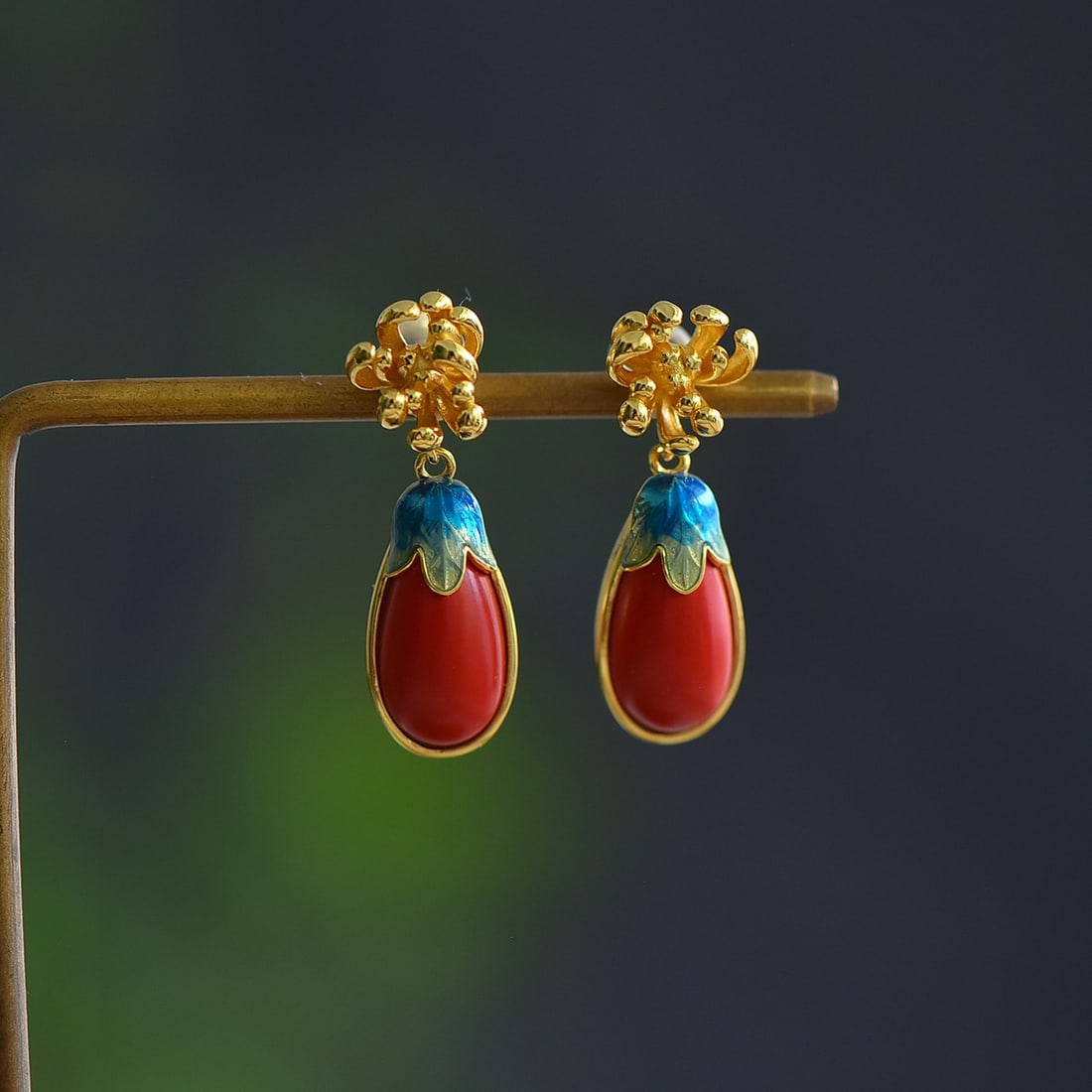 A Pair of Exquisite Sterling Silver-Gold Plated Inlaid Cinnabar Earrings: A Pair of Exquisite Sterling Silver-Gold Plated Inlaid Cinnabar Earrings,Size:0.3inx0.6in 一对纯银镀金镶朱砂耳环