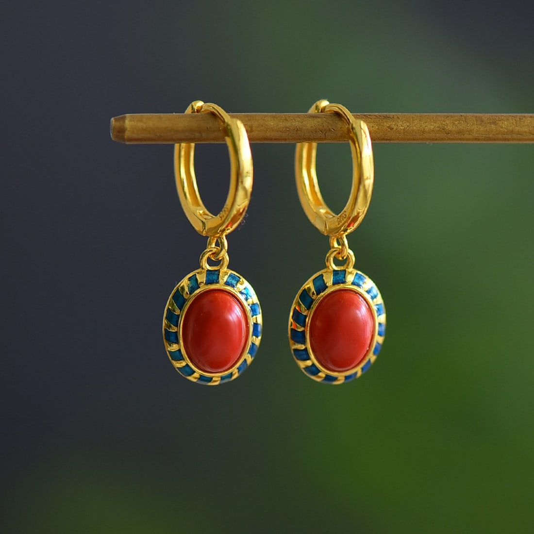 A Pair of Exquisite Sterling Silver-Gold Plated Inlaid Cinnabar Earrings: A Pair of Exquisite Sterling Silver-Gold Plated Inlaid Cinnabar Earrings,Size:0.2inx0.3in 寓意:圆圆满满,事事如意 一对纯