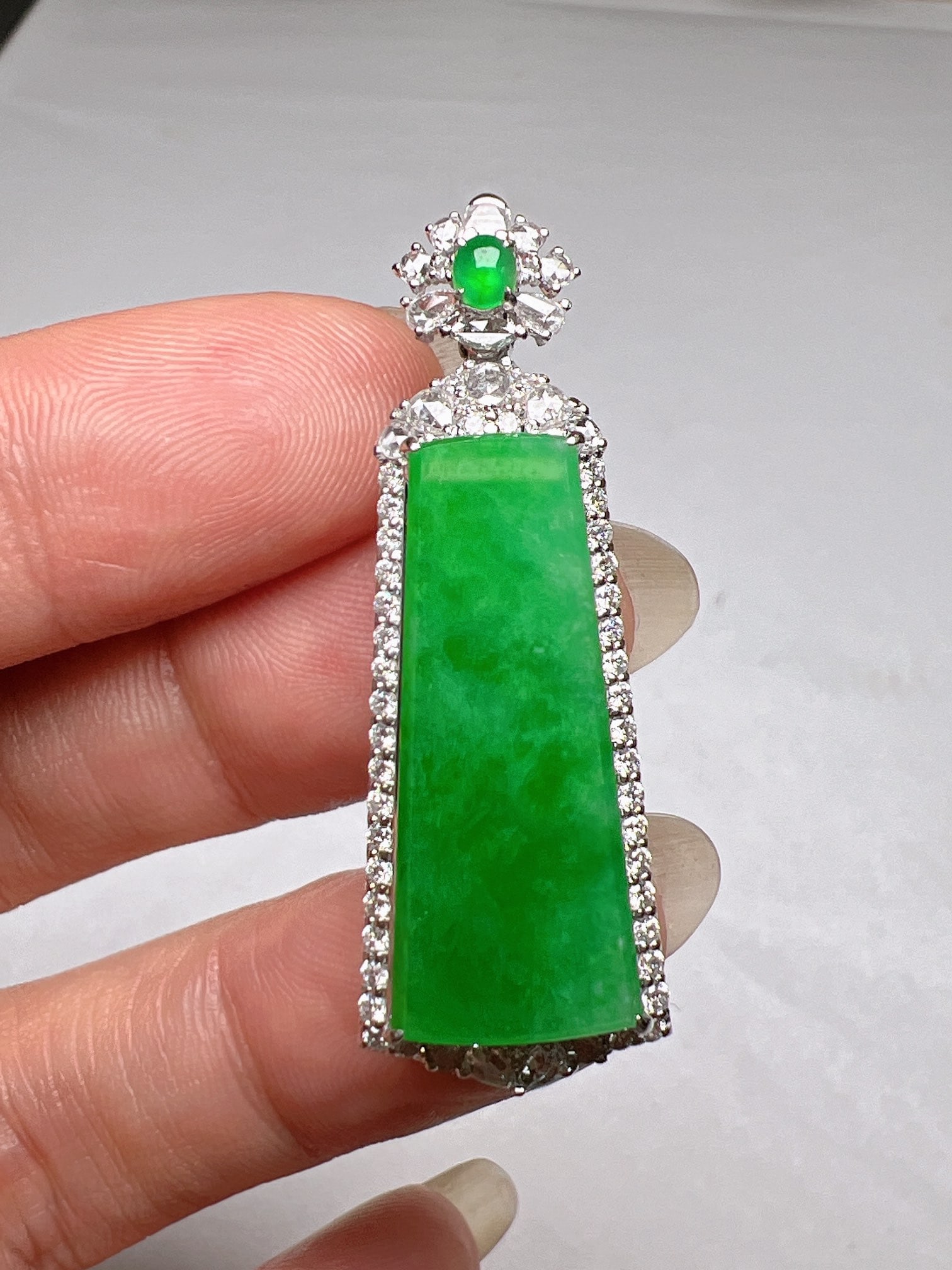 An Exquisite 18k Gold Diamond Inlaid Jadeite Pendant: An Exquisite 18k Gold Diamond Inlaid Jadeite Pendant,Size(Loose Stone):1inx0.4in 18k金钻镶嵌翡翠吊坠