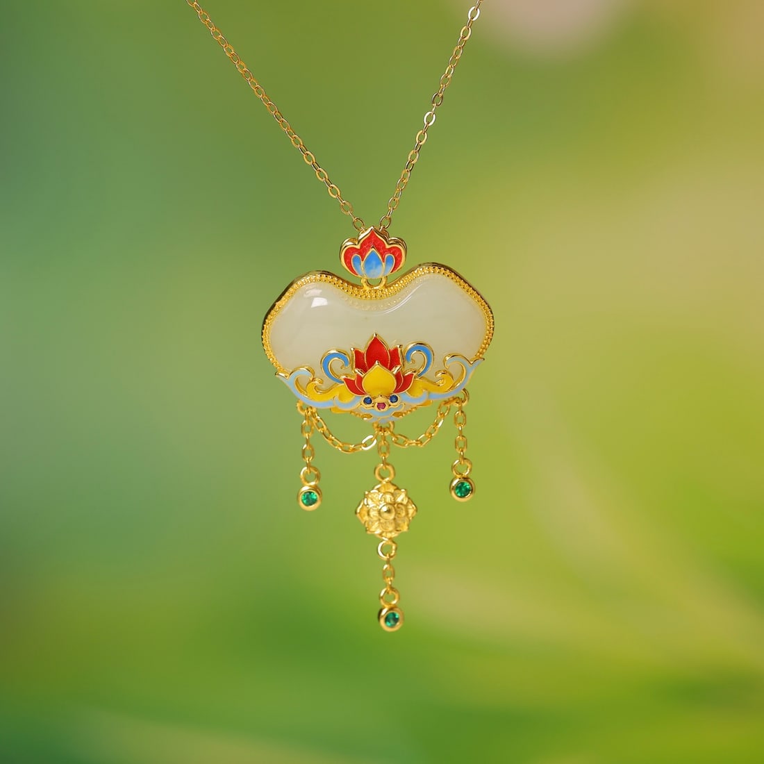 An Exquisite Sterling Silver-Gold Plated Inlaid White Jade Pendant: An Exquisite Sterling Silver-Gold Plated Inlaid White Jade Pendant,Size:0.6inx0.9in 纯银镀金镶白玉吊坠