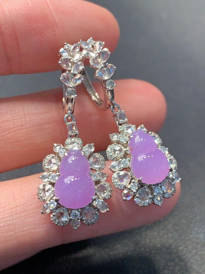 A Pair of Exquisite 18k Gold Diamond Inlaid Jadeite Earrings: A Pair of Exquisite 18k Gold Diamond Inlaid Jadeite Earrings,Size(Loose Stone):0.4inx0.3inx0.1in 一对18k金钻镶嵌翡翠耳环