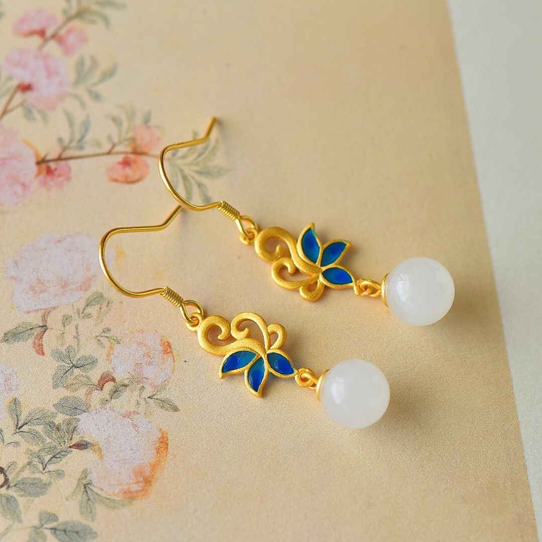 A Pair of Exquisite Sterling Silver-Gold Plated Inlaid White Jade Enamel Earrings: A Pair of Exquisite Sterling Silver-Gold Plated Inlaid White Jade Enamel Earrings,Size:0.3inx0.3in 一对纯银镀金镶白玉珐琅耳Ĩ