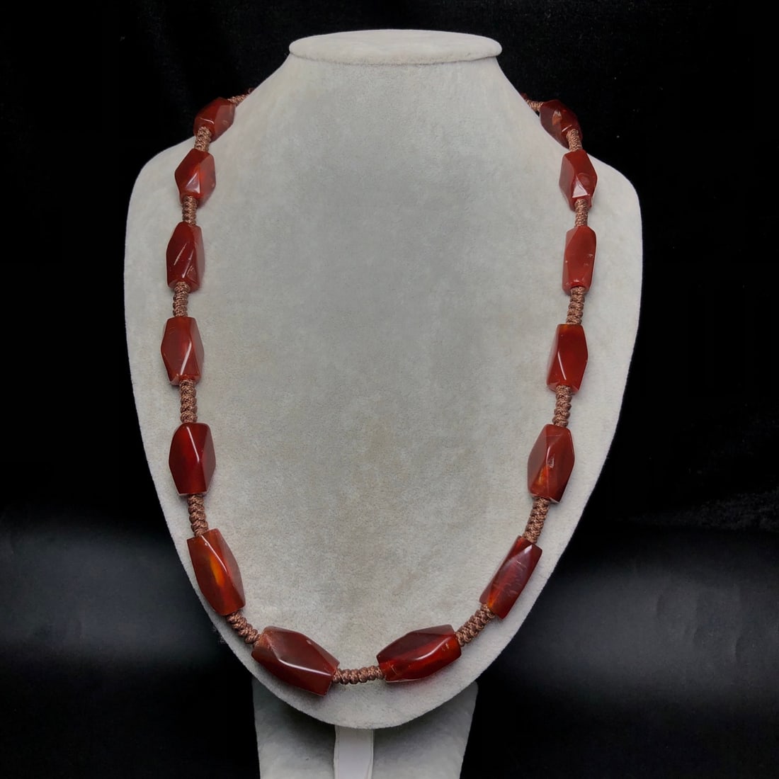 A Precious Agate Necklace - 8