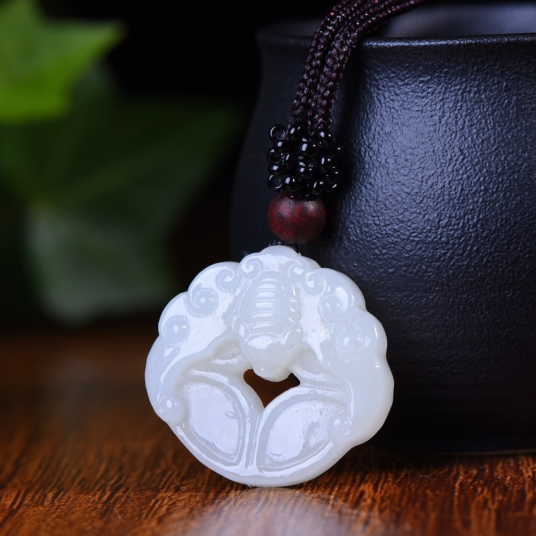An Exquisite White Jade Bats Pattern Pendant - 2