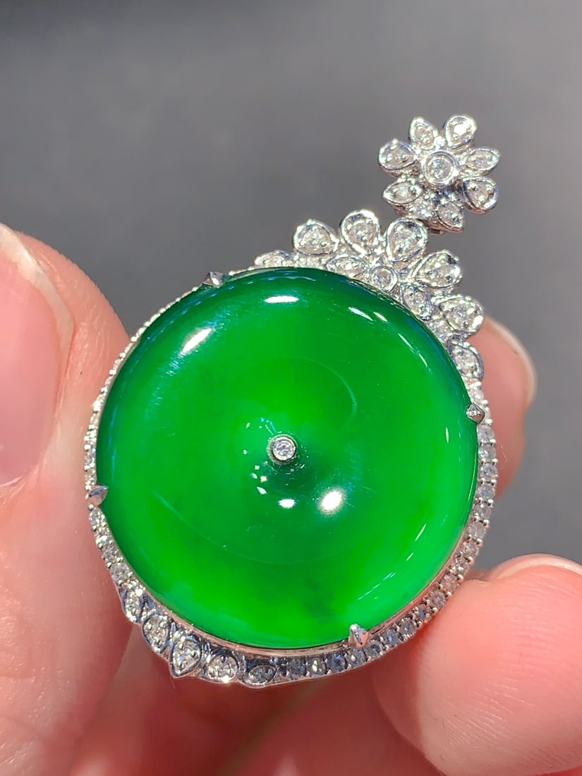 An Exquisite 18k Gold Diamond Inlaid Jadeite Pendant: An Exquisite 18k Gold Diamond Inlaid Jadeite Pendant,Size(Loose Stone):0.8inx0.1in 18k金钻镶嵌翡翠吊坠