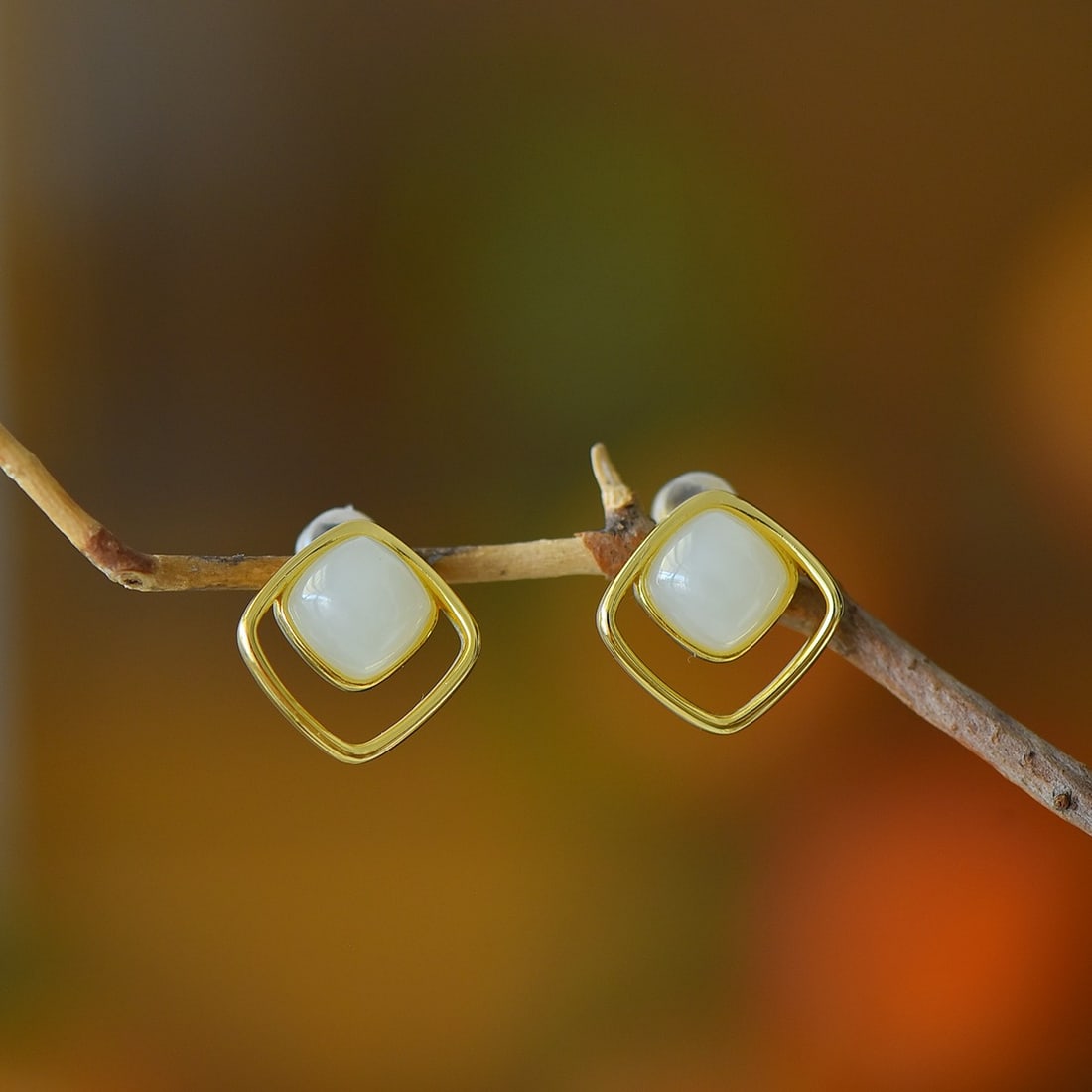 An Exquisite Sterling Silver-Gold Plated Inlaid White Jade Pendant: An Exquisite Sterling Silver-Gold Plated Inlaid White Jade Pendant,Size:0.3inx0.3in 纯银镀金镶白玉吊坠