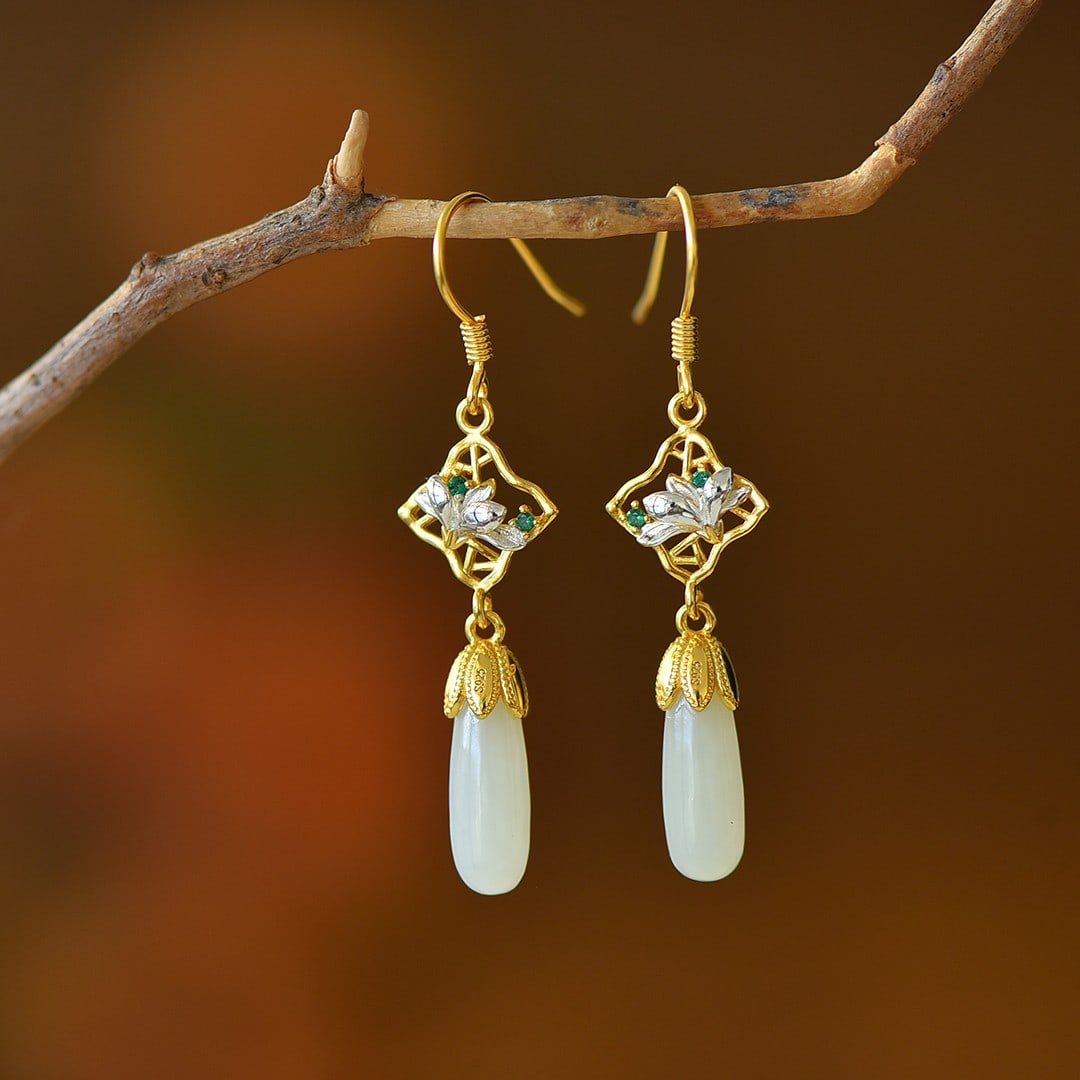 A Pair of Exquisite Sterling Silver-Gold Plated Inlaid White Jade Earrings: A Pair of Exquisite Sterling Silver-Gold Plated Inlaid White Jade Earrings,Size:0.2inx0.6in 一对纯银镀金镶白玉耳环