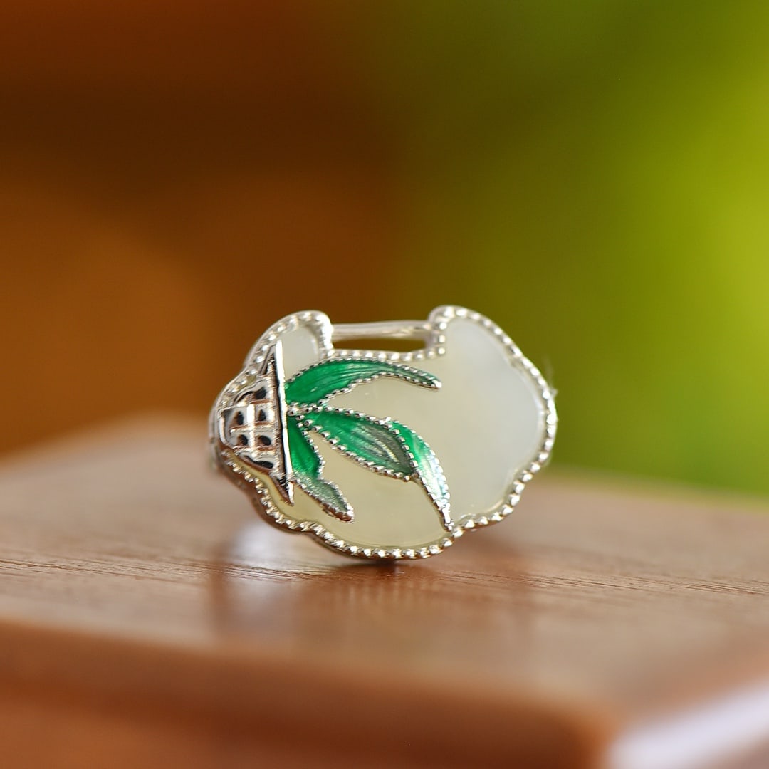 An Exquisite Sterling Silver Inlaid White Jade Enamel Ring: An Exquisite Sterling Silver Inlaid White Jade Enamel Ring, 纯银镶白玉珐琅戒指