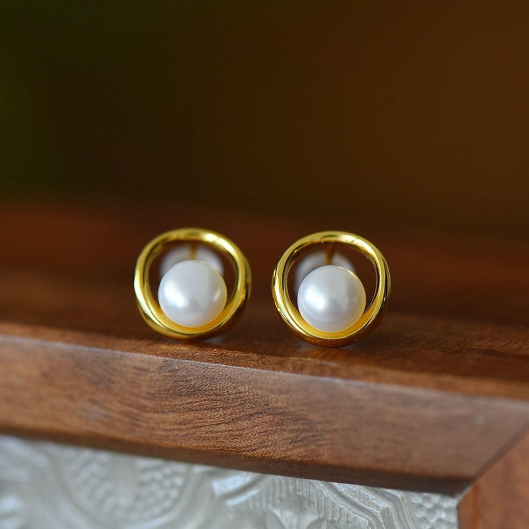 A Pair of Exquisite Sterling Silver-Gold Plated Inlaid Pearl Earrings: A Pair of Exquisite Sterling Silver-Gold Plated Inlaid Pearl Earrings,Size:0.2inx0.2in 一对纯银镀金镶珍珠耳环