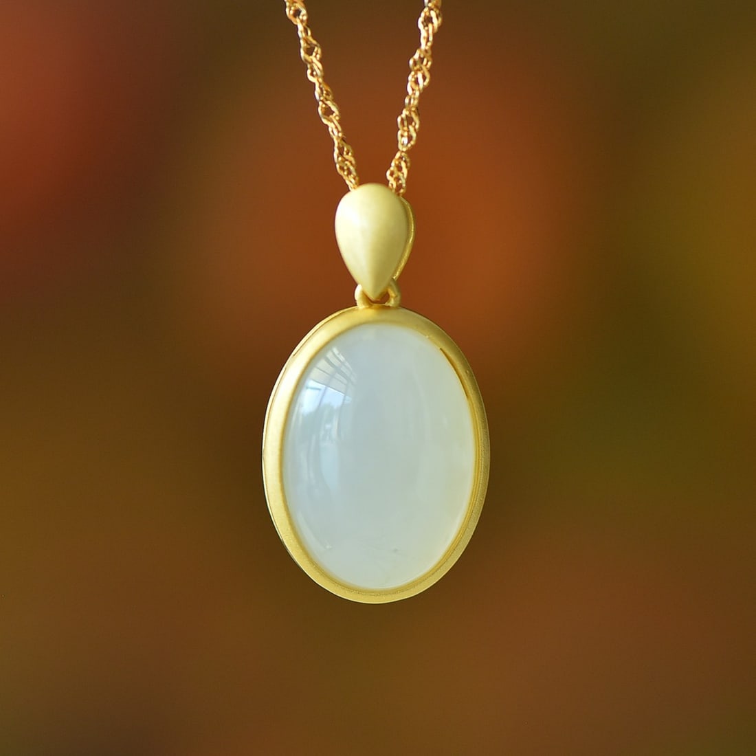 An Exquisite Sterling Silver-Gold Plated Inlaid White Jade Pendant: An Exquisite Sterling Silver-Gold Plated Inlaid White Jade Pendant,Size:0.5inx0.7in 纯银镀金镶白玉吊坠