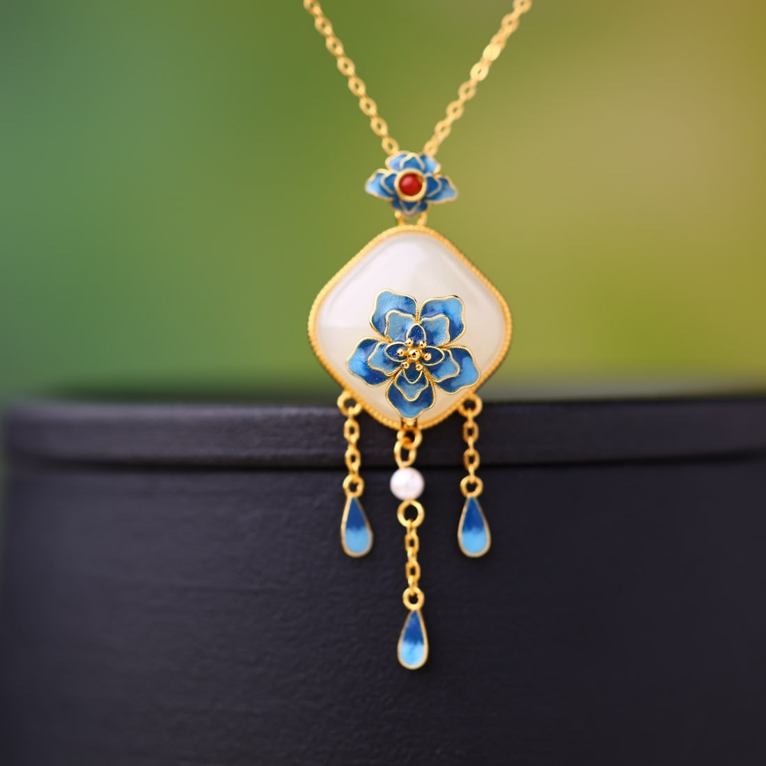 An Exquisite Sterling Silver-Gold Plated Inlaid White Jade Enamel Pendant: An Exquisite Sterling Silver-Gold Plated Inlaid White Jade Enamel Pendant,Size:0.6inx0.6in 纯银镀金镶白玉珐琅吊坠