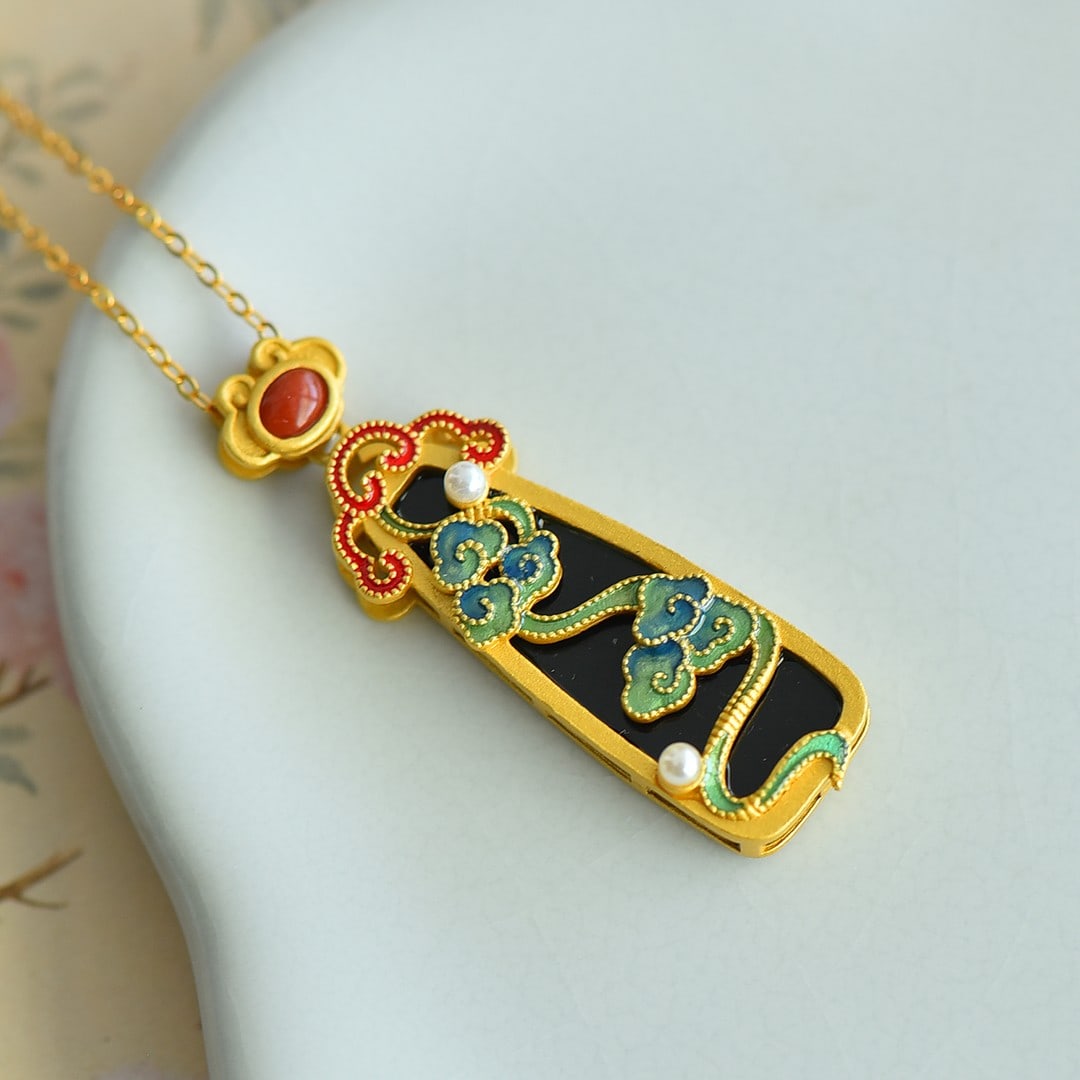 An Exquisite Sterling Silver-Gold Plated Inlaid Black Jade Pendant: An Exquisite Sterling Silver-Gold Plated Inlaid Black Jade Pendant 纯银镀金镶黑玉吊坠