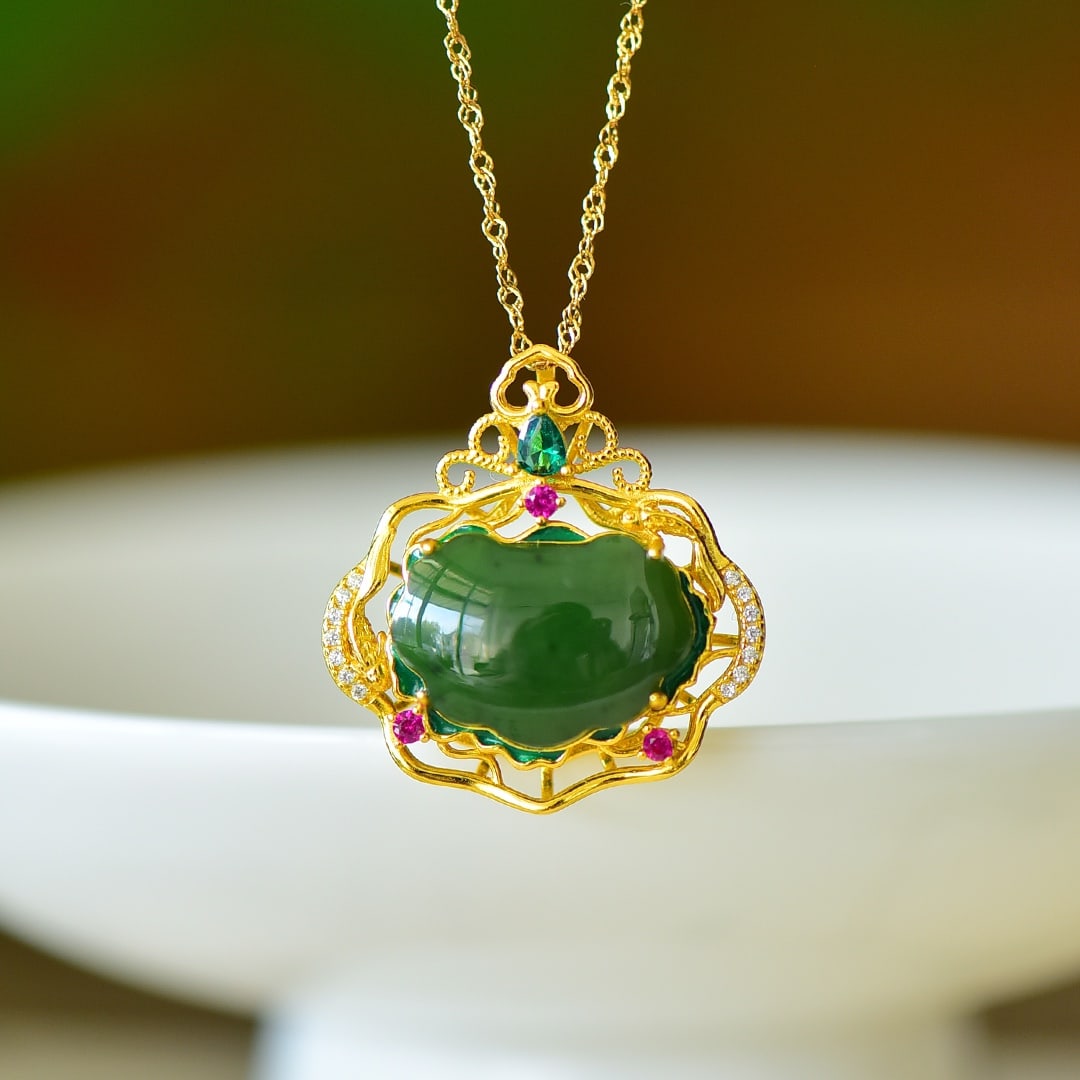 An Exquisite Sterling Silver-Gold Plated Inlaid Jasper Enamel Necklace,Inlaid Gems: An Exquisite Sterling Silver-Gold Plated Inlaid Jasper Enamel Necklace,Inlaid Gems,Size:0.5inx0.7in 纯银镀金镶碧玉珐琅项链,嵌
