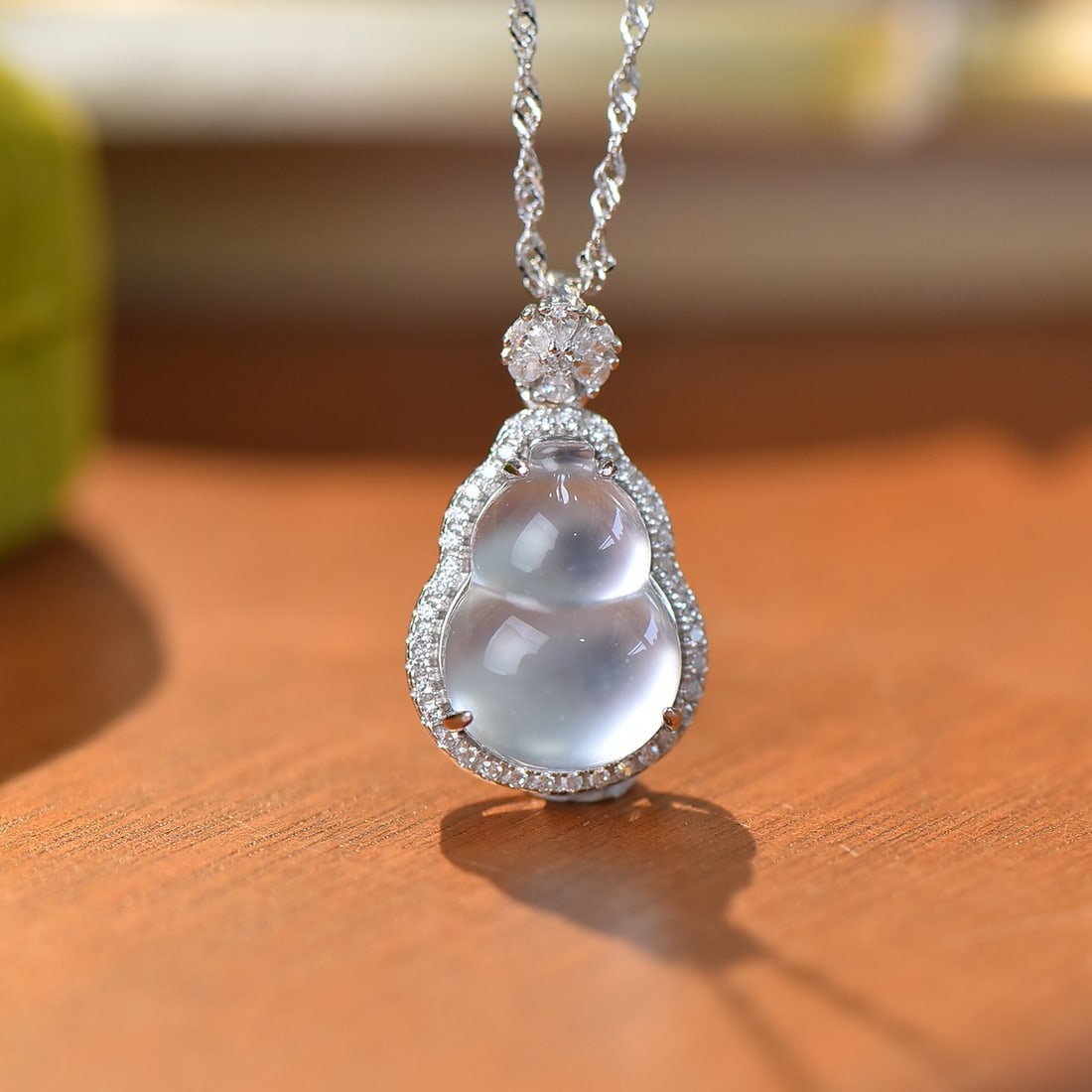 An Exquisite Sterling Silver Inlaid Jadeite Gourd Pendant,Inlaid Diamond: An Exquisite Sterling Silver Inlaid Jadeite Gourd Pendant,Inlaid Diamond,Size:0.4inx0.6in 寓意:花开福来,有福有禄 纯银镶