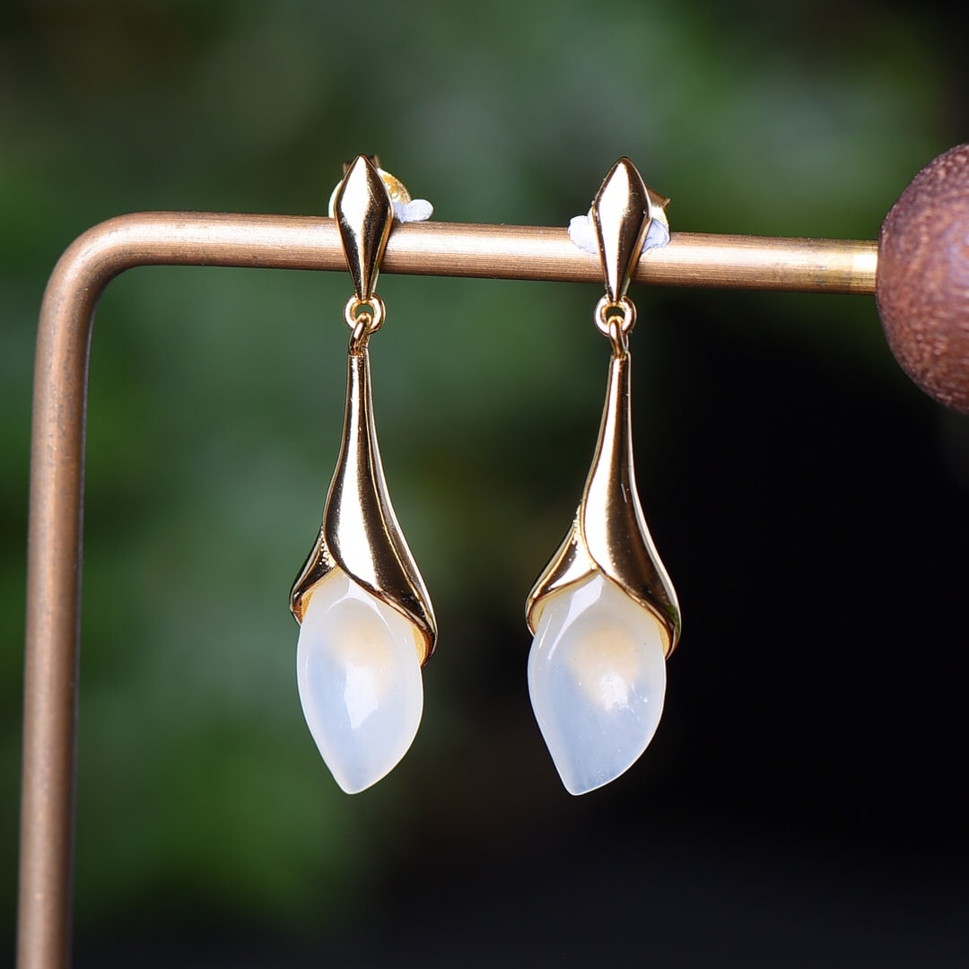 A Pair of Exquisite Sterling Silver-Gold Plated Inlaid White Jade Earrings: A Pair of Exquisite Sterling Silver-Gold Plated Inlaid White Jade Earrings,Size:0.3inx0.6in 一对纯银镀金镶白玉耳环