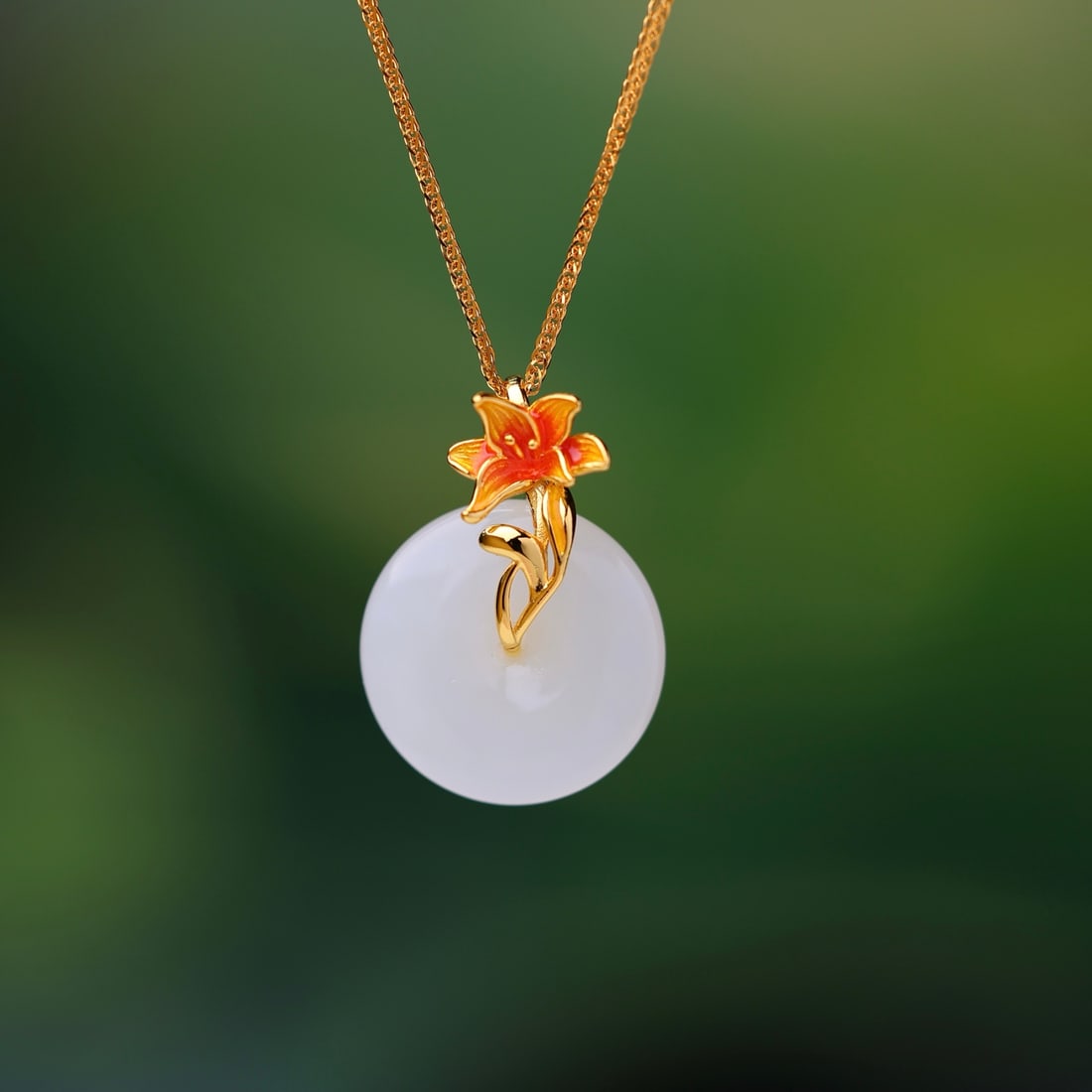 An Exquisite Sterling Silver-Gold Plated Inlaid White Jade Pendant: An Exquisite Sterling Silver-Gold Plated Inlaid White Jade Pendant,Size:0.7inx0.7in 纯银镀金镶白玉吊坠