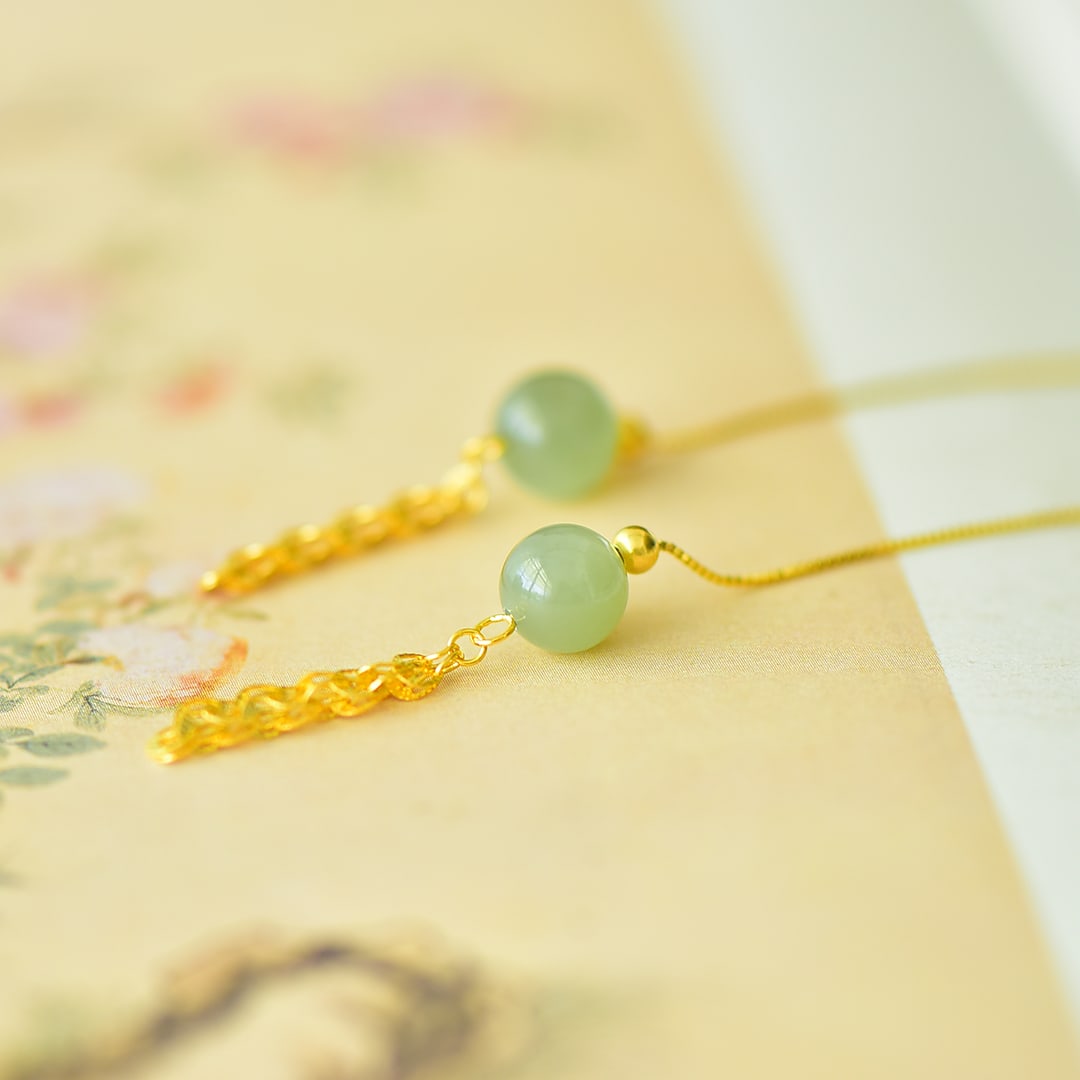 A Pair of Exquisite Sterling Silver-Gold Plated Inlaid Sapphire Earrings: A Pair of Exquisite Sterling Silver-Gold Plated Inlaid Sapphire Earrings,Size:0.3inx0.3in 一对纯银镀金镶青玉耳环