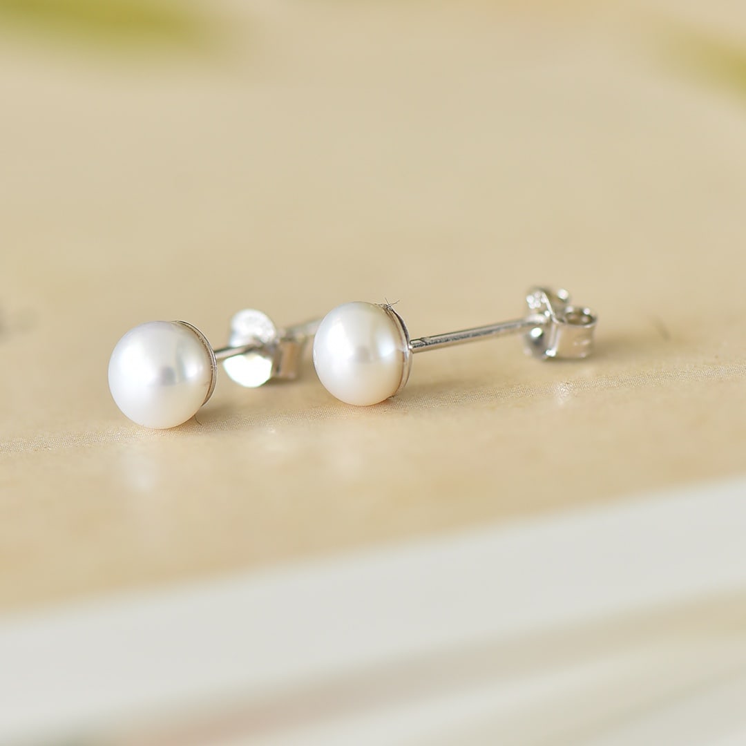 A Pair of Exquisite Sterling Silver Inlaid Pearl Earrings: A Pair of Exquisite Sterling Silver Inlaid Pearl Earrings 一对纯银镶珍珠耳环