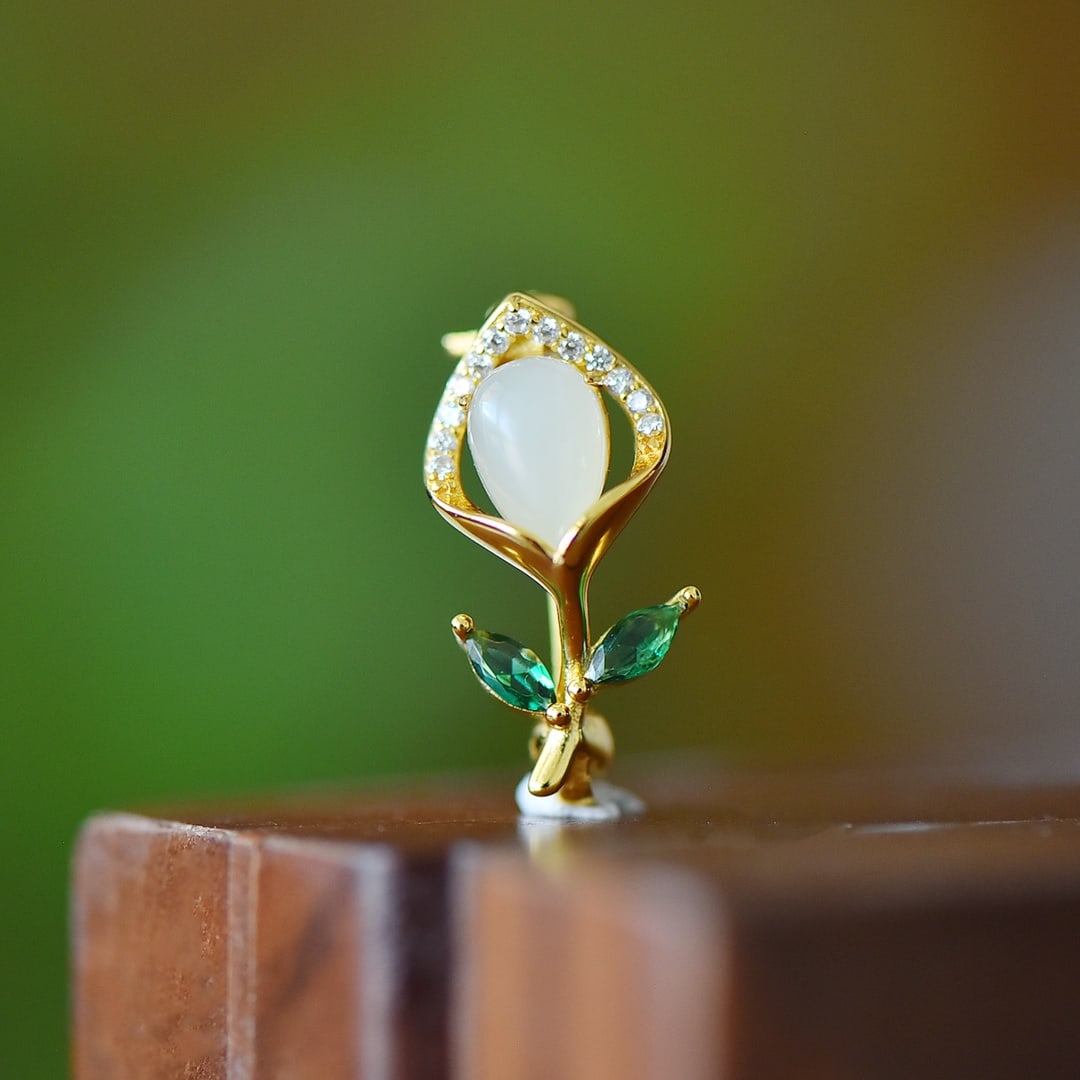 An Exquisite Sterling Silver-Gold Plated Inlaid White Jade Pendant: An Exquisite Sterling Silver-Gold Plated Inlaid White Jade Pendant, 纯银镀金镶白玉吊坠
