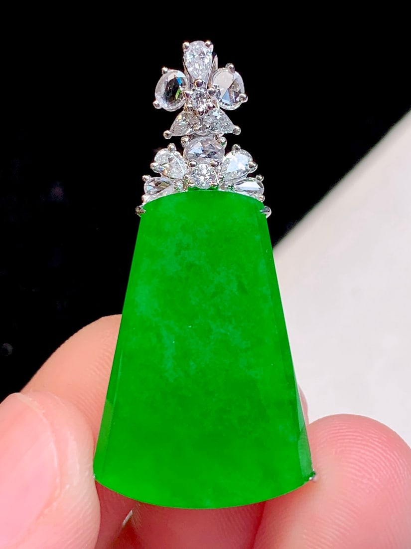 An Exquisite 18k Gold Diamond Inlaid Jadeite Pendant: An Exquisite 18k Gold Diamond Inlaid Jadeite Pendant,Size(Loose Stone):0.9inx0.6in 18k金钻镶嵌翡翠吊坠