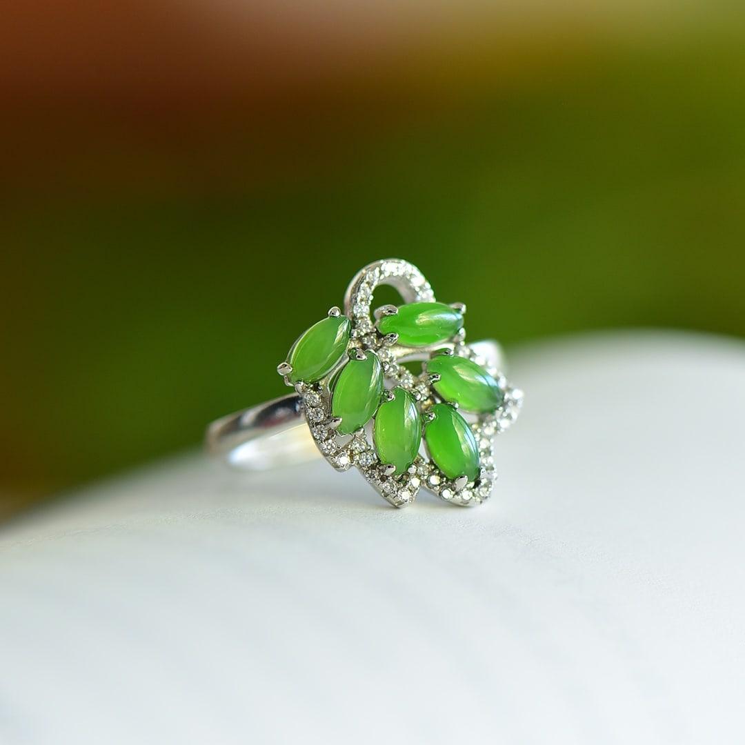 An Exquisite Sterling Silver Inlaid Jasper Ring,Inlaid Diamond: An Exquisite Sterling Silver Inlaid Jasper Ring,Inlaid Diamond 纯银镶碧玉戒指,嵌钻石