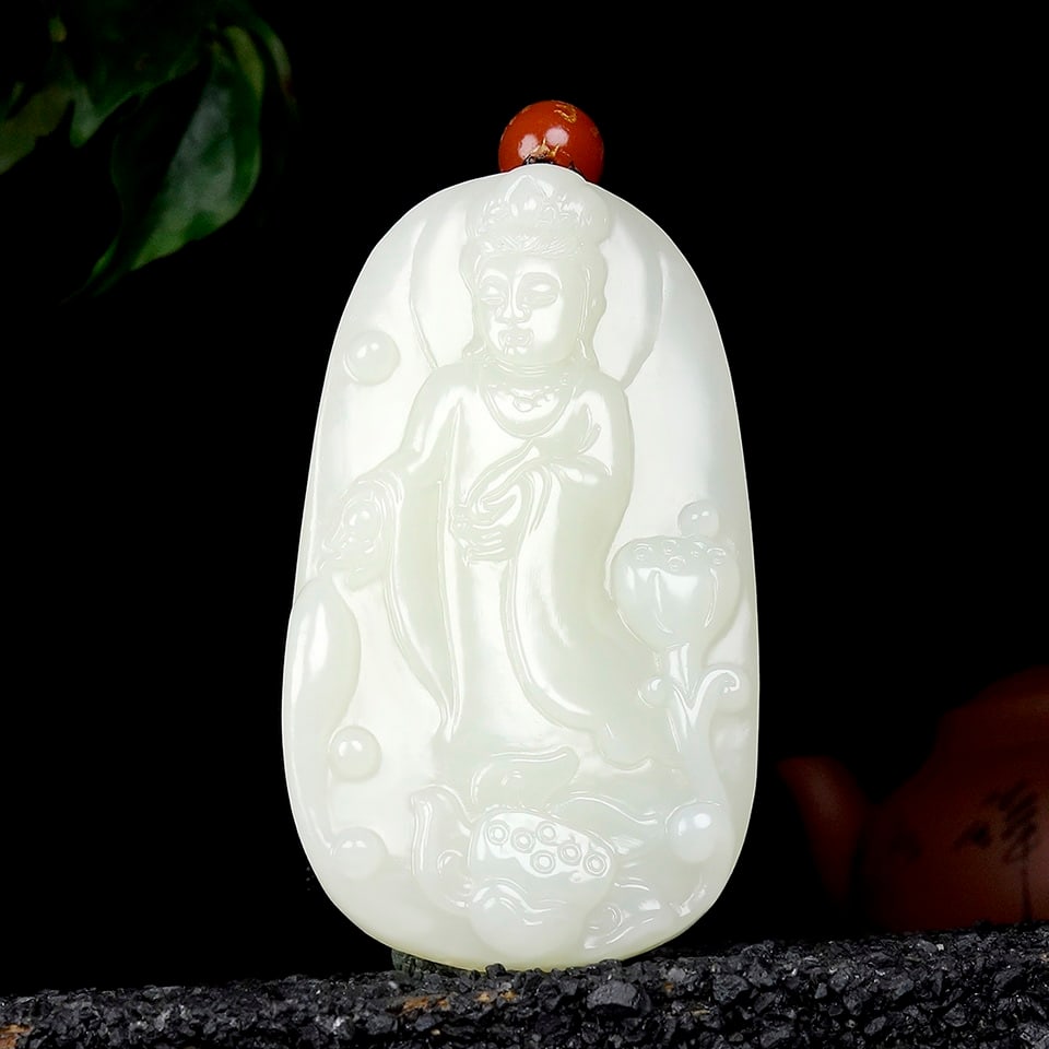 An Exquisite White Jade Statue of Avalokitesvara Pendant: An Exquisite White Jade Statue of Avalokitesvara Pendant,Size:2.4inx1.4inx0.4in 白玉观音像挂件