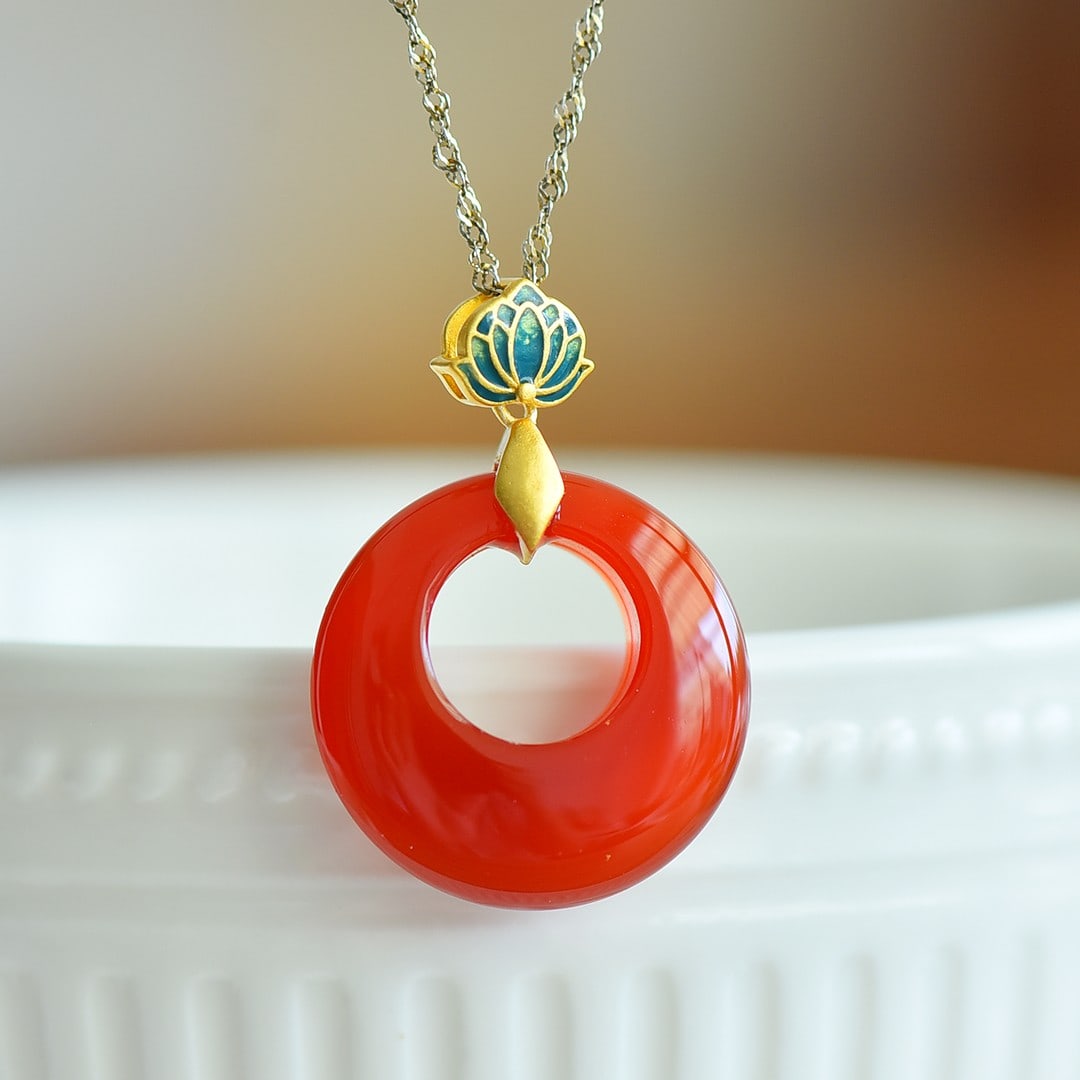 An Exquisite Sterling Silver-Gold Plated Inlaid Agate Enamel Pendant: An Exquisite Sterling Silver-Gold Plated Inlaid Agate Enamel Pendant,Size:0.9inx0.9in 纯银镀金镶玛瑙珐琅吊坠