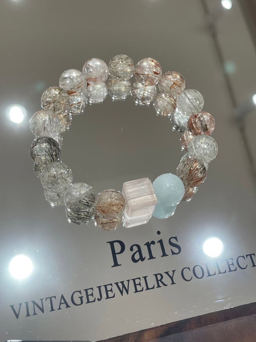 An Exquisite Crystal Bracelet: An Exquisite Crystal Bracelet 水晶手串