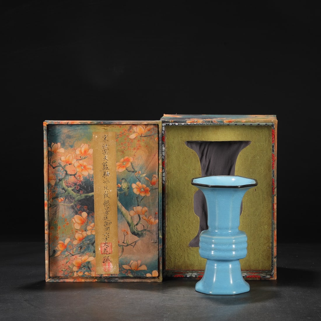 A Exquisite Ru yao Sky Blue Glazed ice Crackle Pattern Vase (1 of 7)