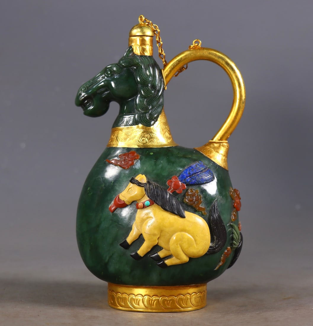 A Exquisite Hetian Jasper Gold-Covered Inlaid Gems Horse Ewer: A Exquisite Hetian Jasper Gold-Covered Inlaid Gems Horse Ewer,Qing Dynasty, China,Qianlong Four-character Mark,Size:7.3inx3.7inx2.8in,Weight:855g 和田碧玉包金॔