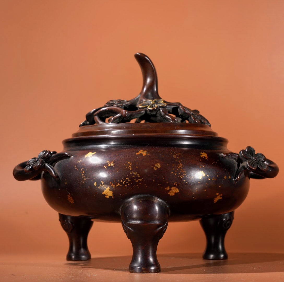 A Exquisite Gilt Bronze Plum Blossom-Ears Censer: A Exquisite Gilt Bronze Plum Blossom-Ears Censer,Ming Dynasty, China,Xuande Six-character Mark,Size:6.7inx5.4in,Weight:3865g 紫铜鎏金梅花耳炉,中&#